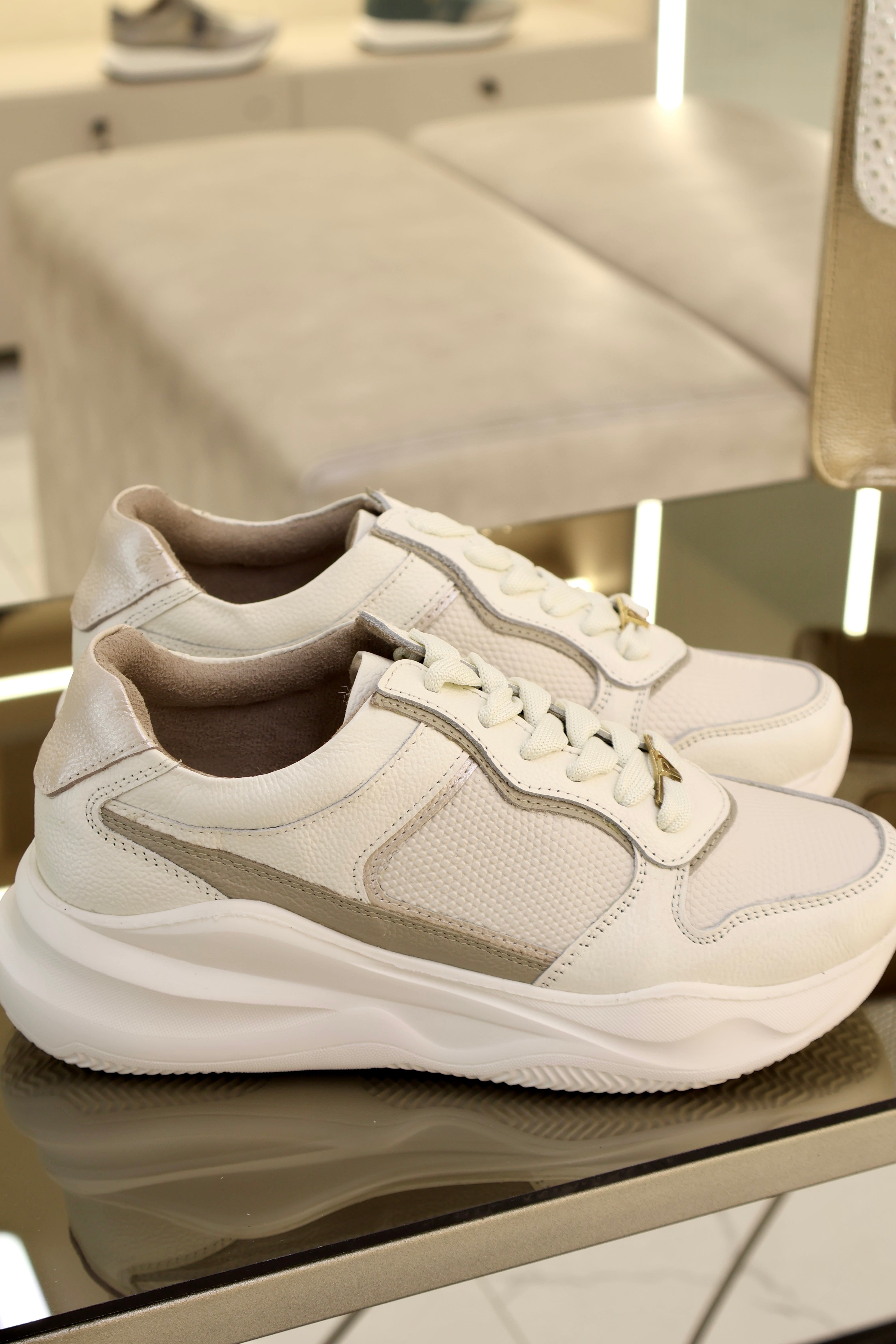Tenis de cuero Romeo talco arena