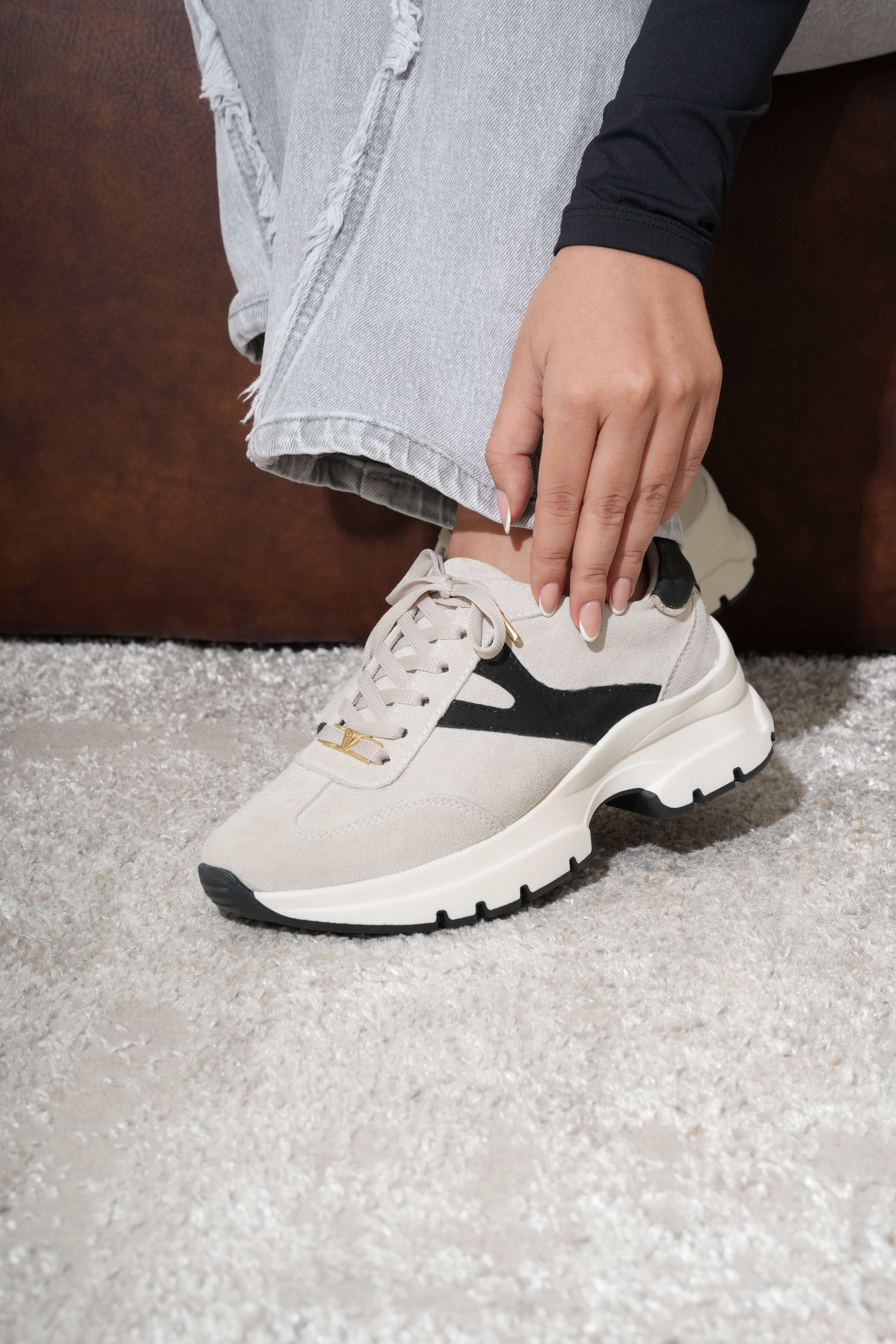 Victoria Gris Gamuza Negro Tenis en Cuero