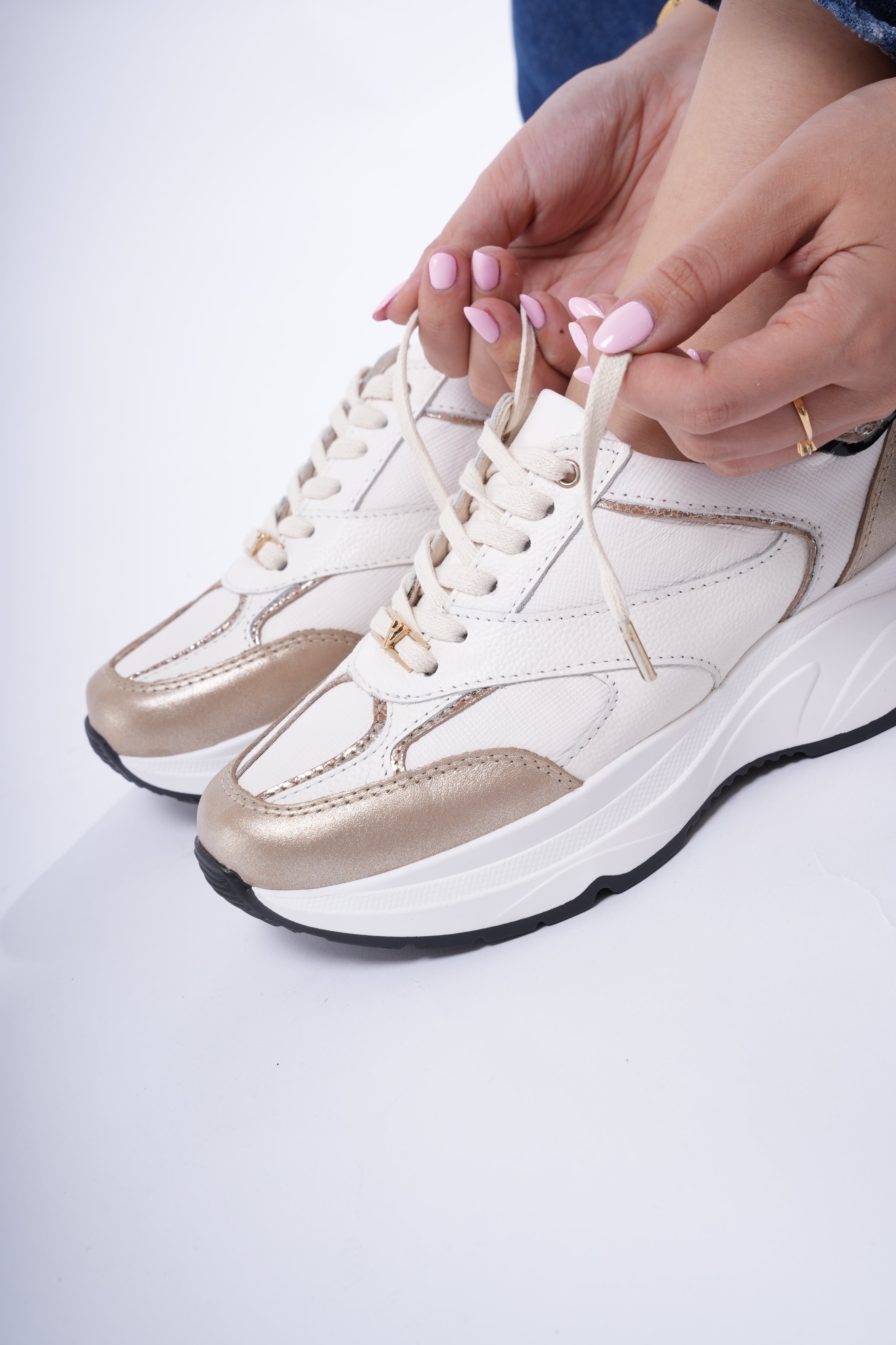 Tenis Boreal Marfil Oro negro charol en cuero
