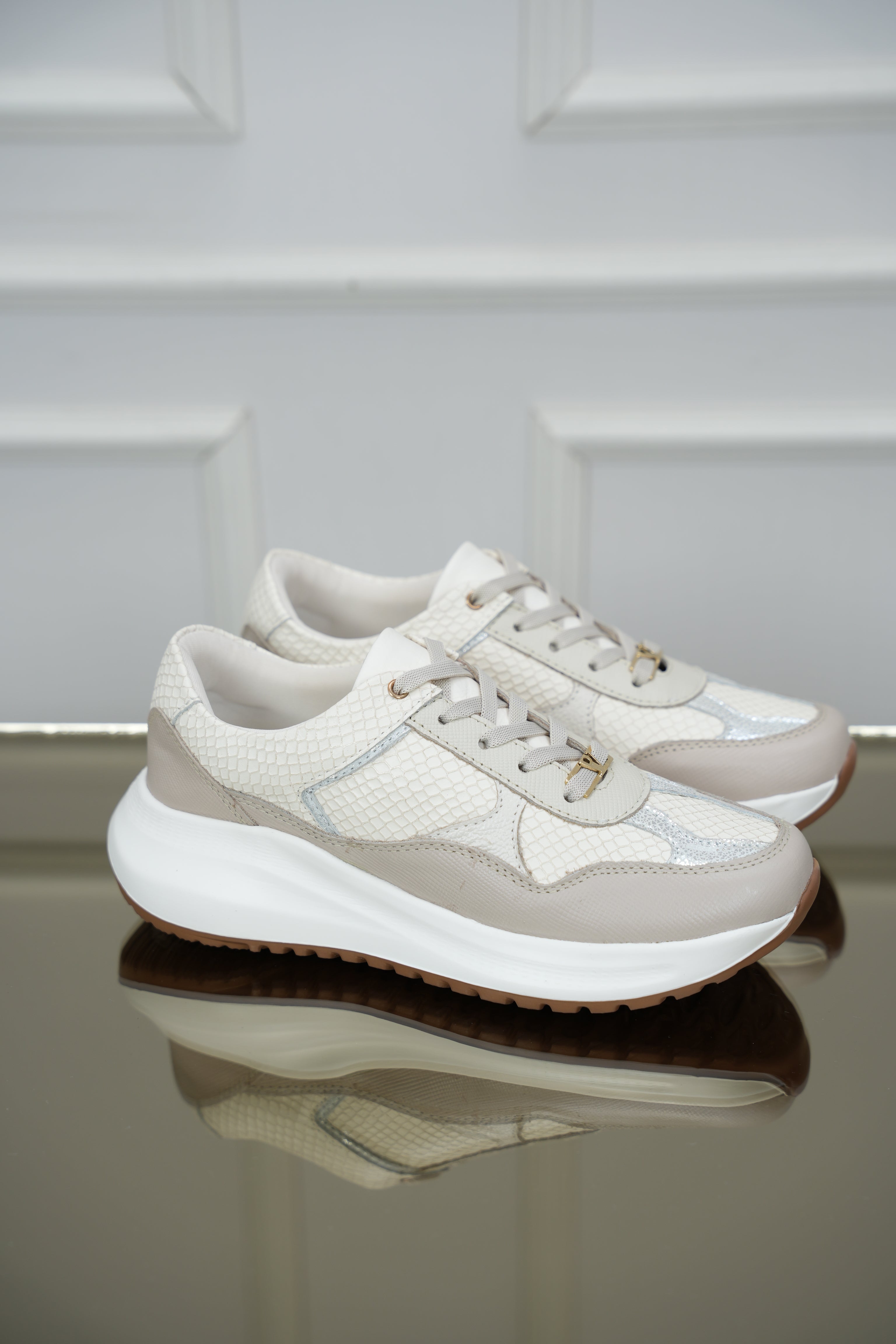 Luciana Toscana Talco Folia Plata Tenis en Cuero