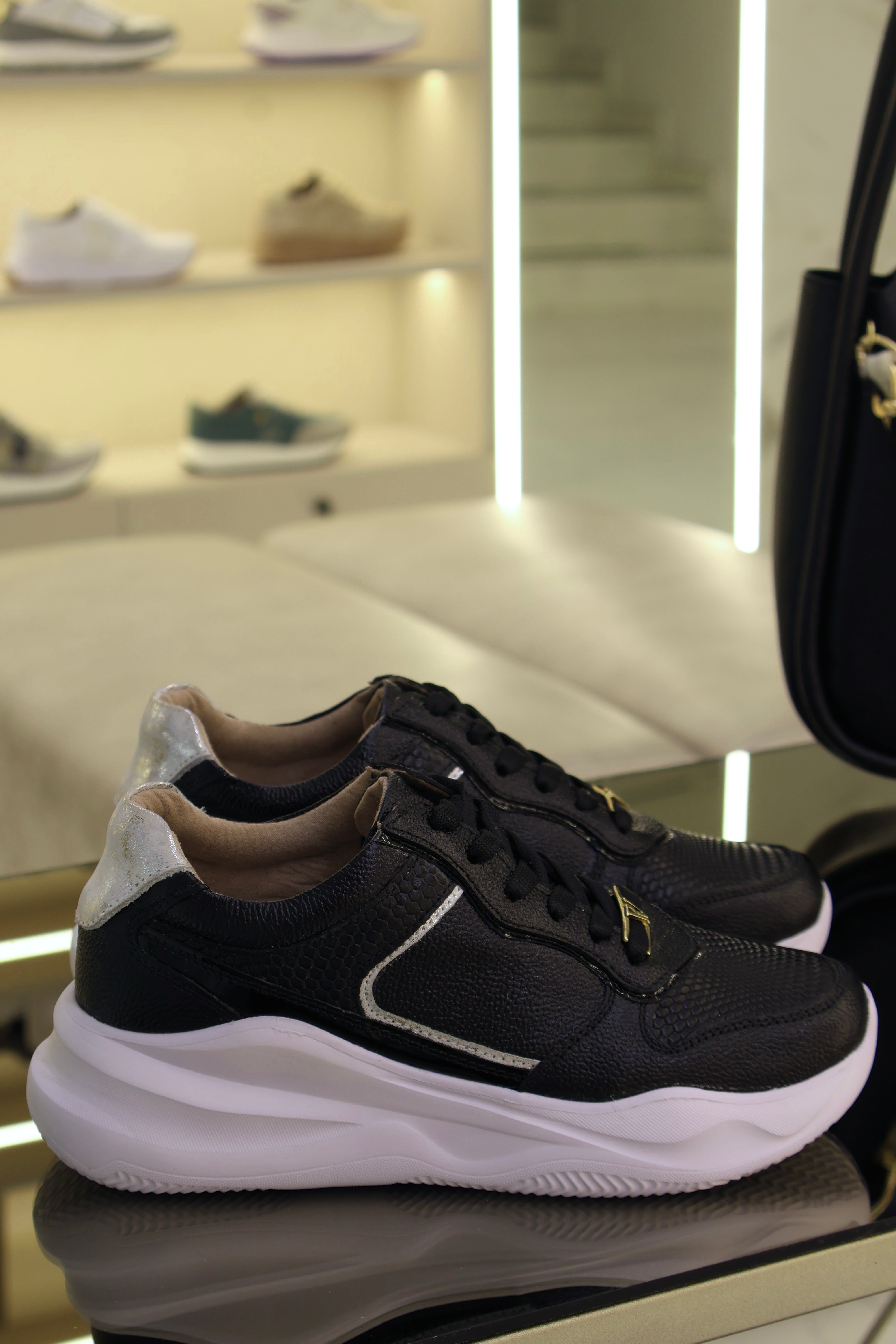 Tenis de cuero Romeo negro plata Liz