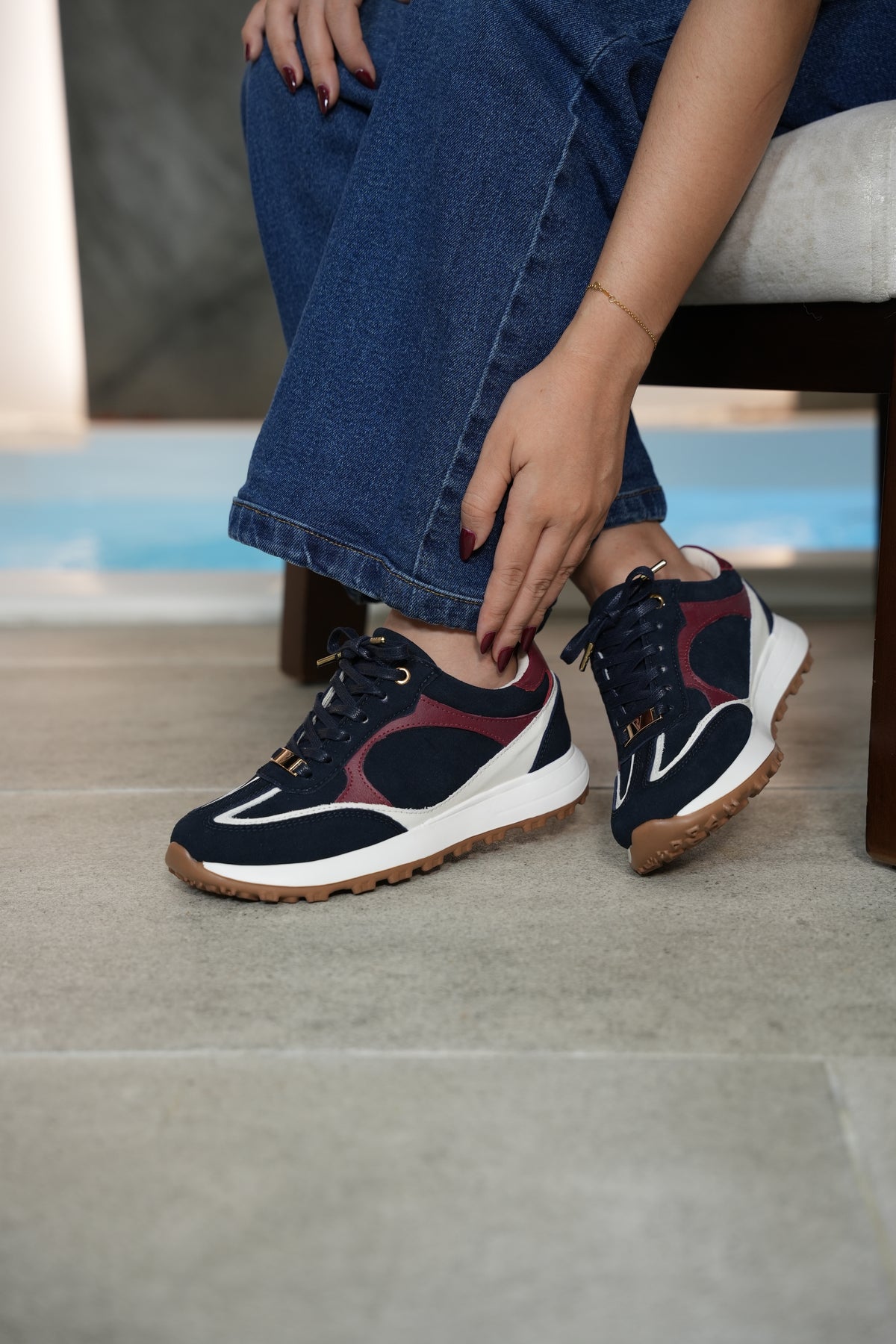 Tenis coffee azul rojo en cuero