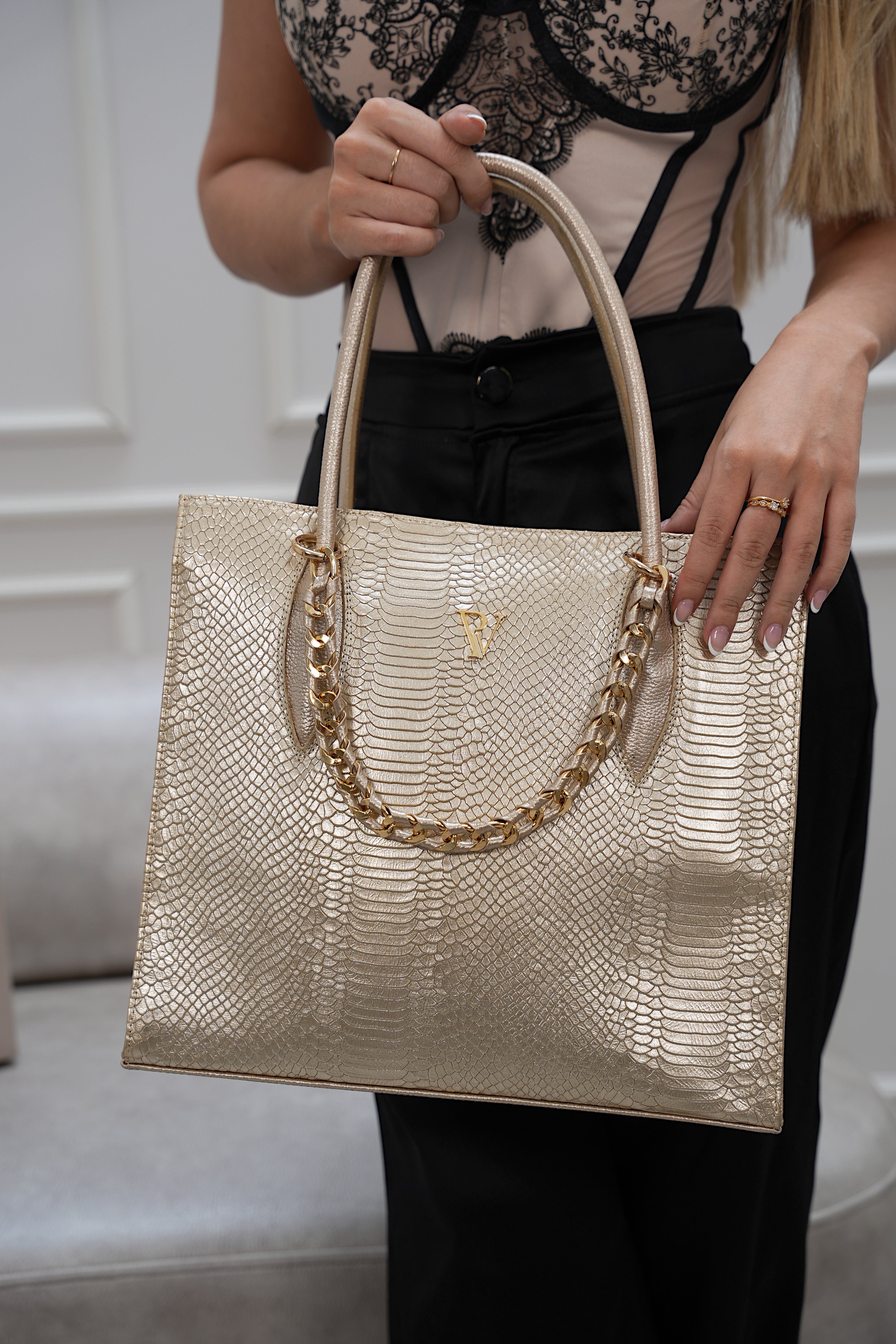 Bolso en cuero dorado de lujo moderno