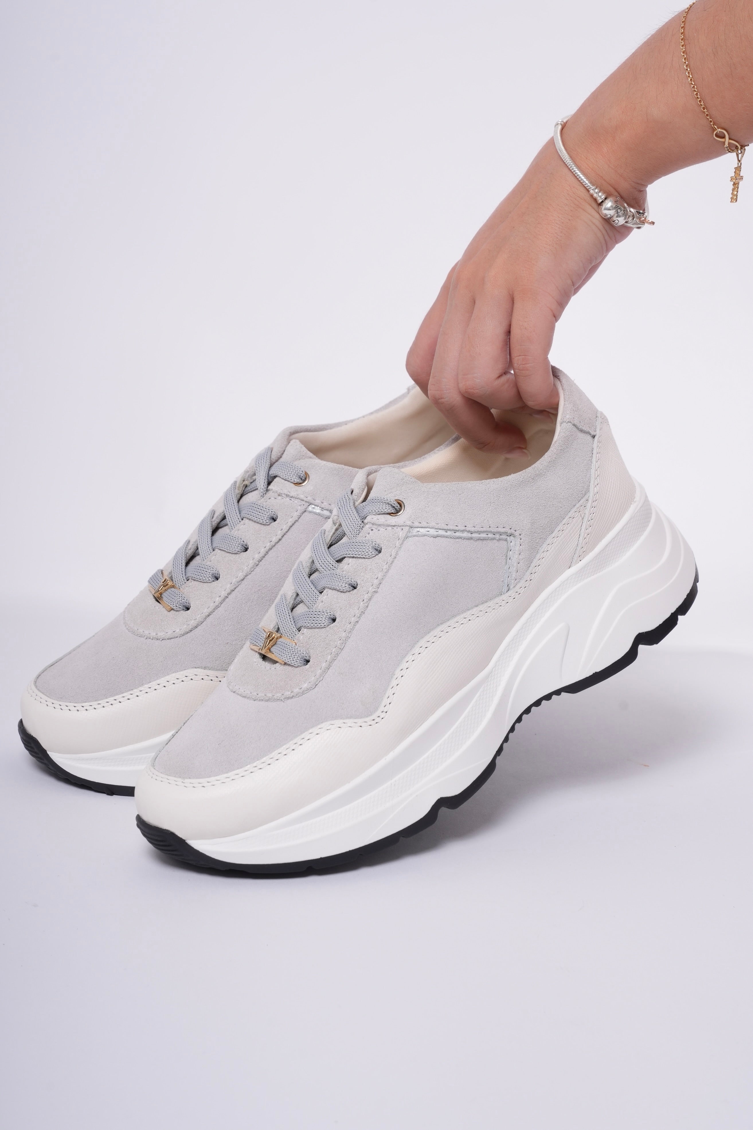 Tenis Luciana blanco carnaza gris en cuero