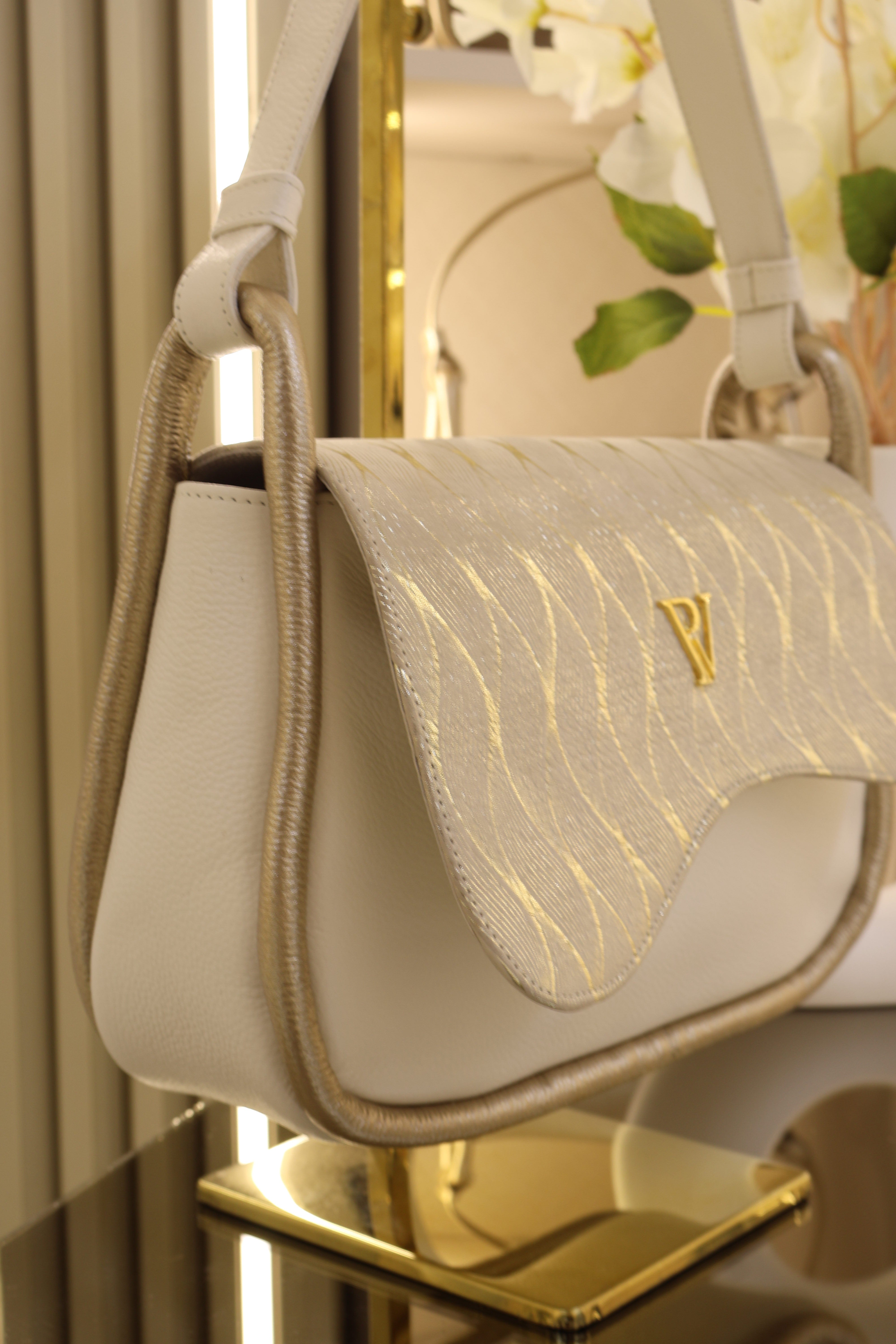 Bolso Moana en cuero Talco oro
