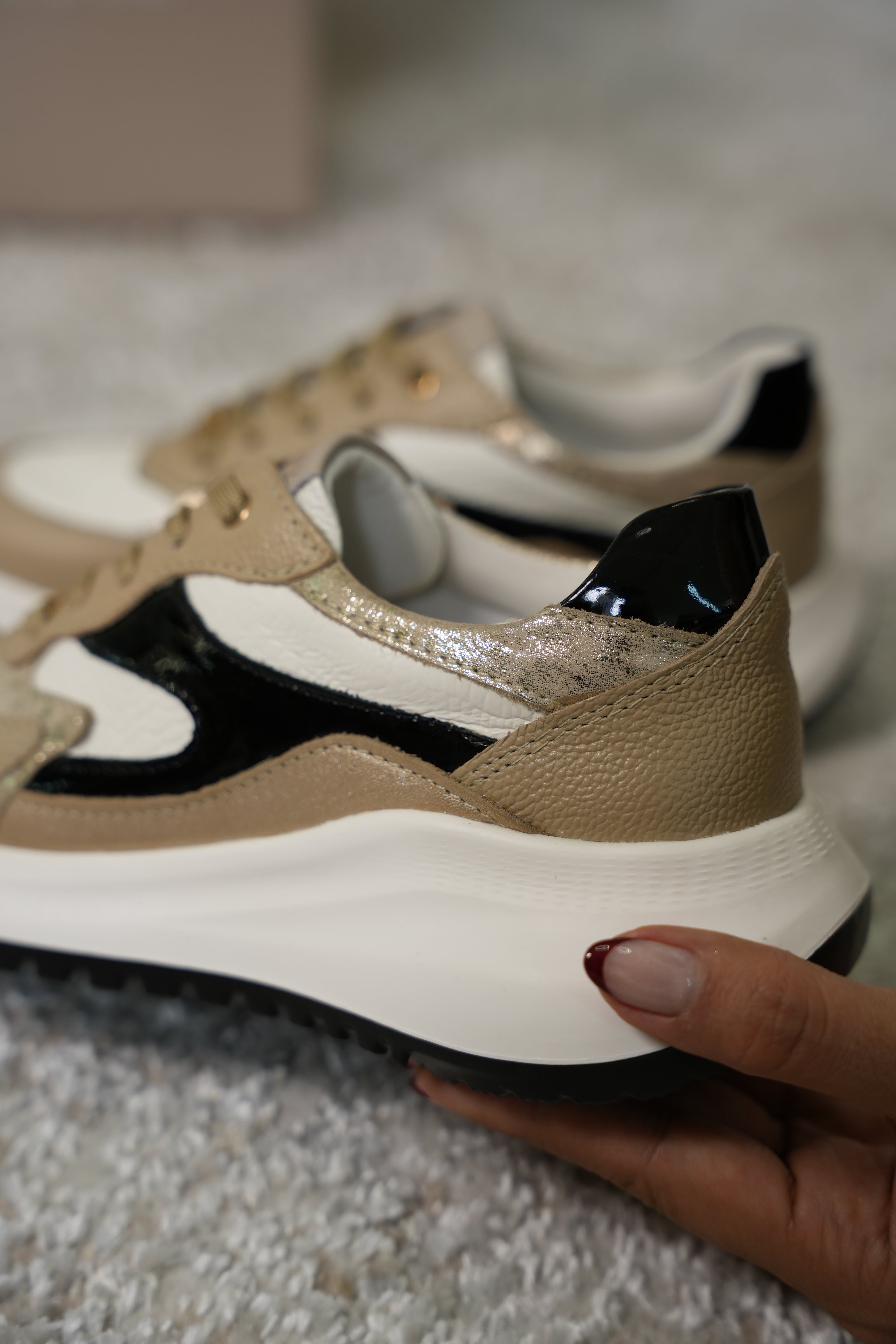 Tenis Samara Taupe Folia Charol