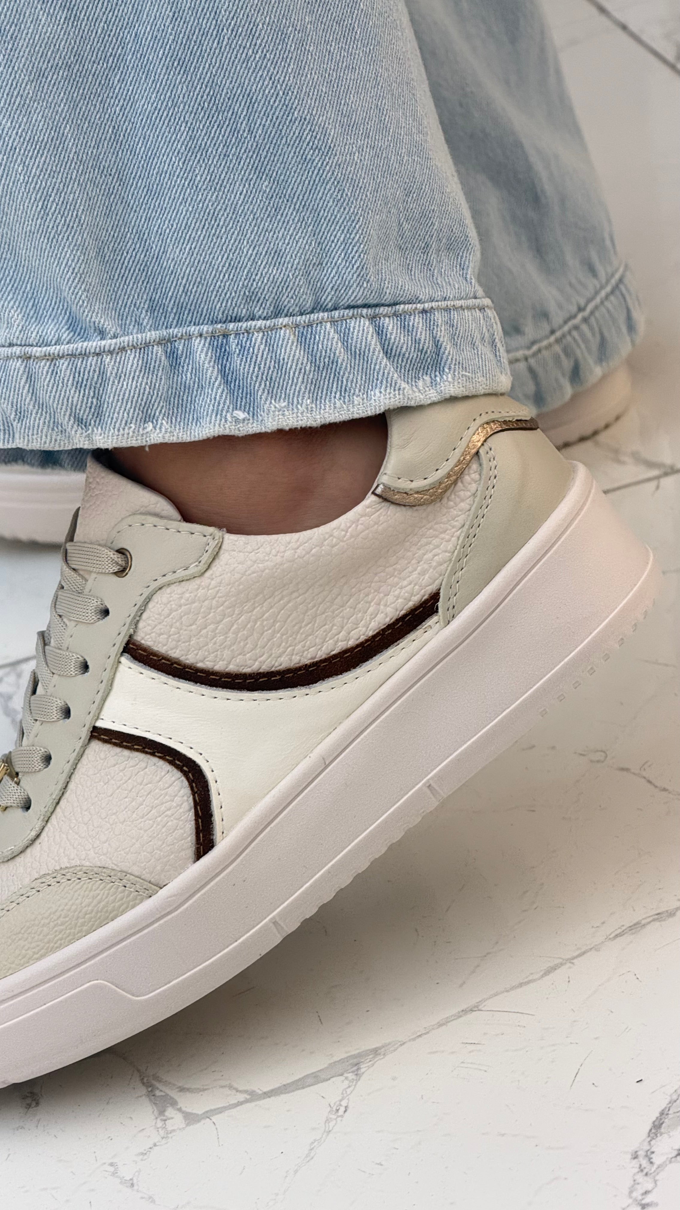 Milán Avena Austria Tenis en Cuero