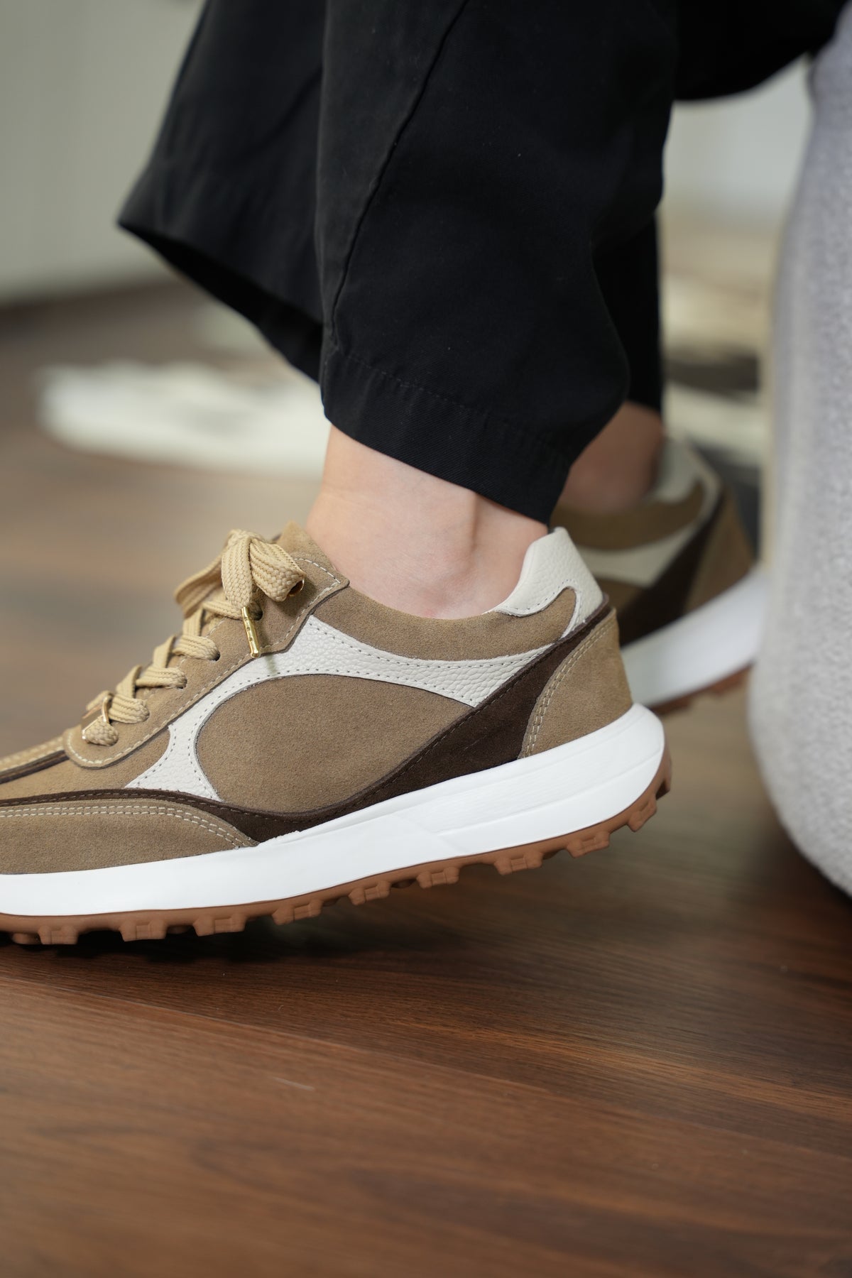 Tenis Coffee camel arena densa en cuero