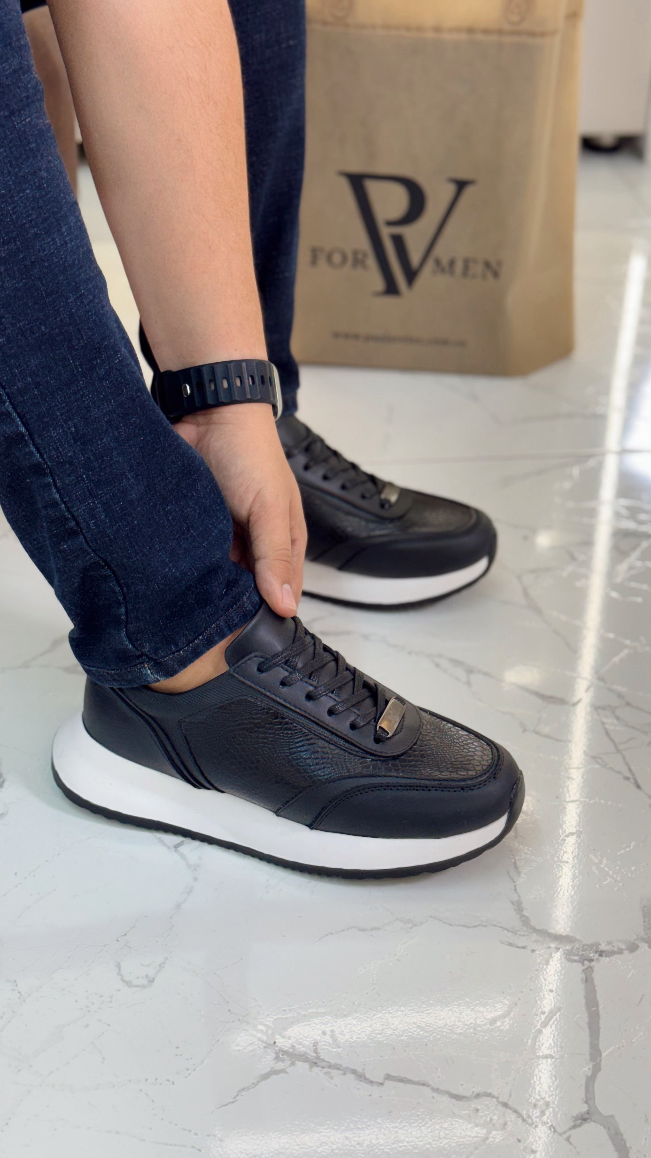 Tenis Origen Negro en Cuero para hombre