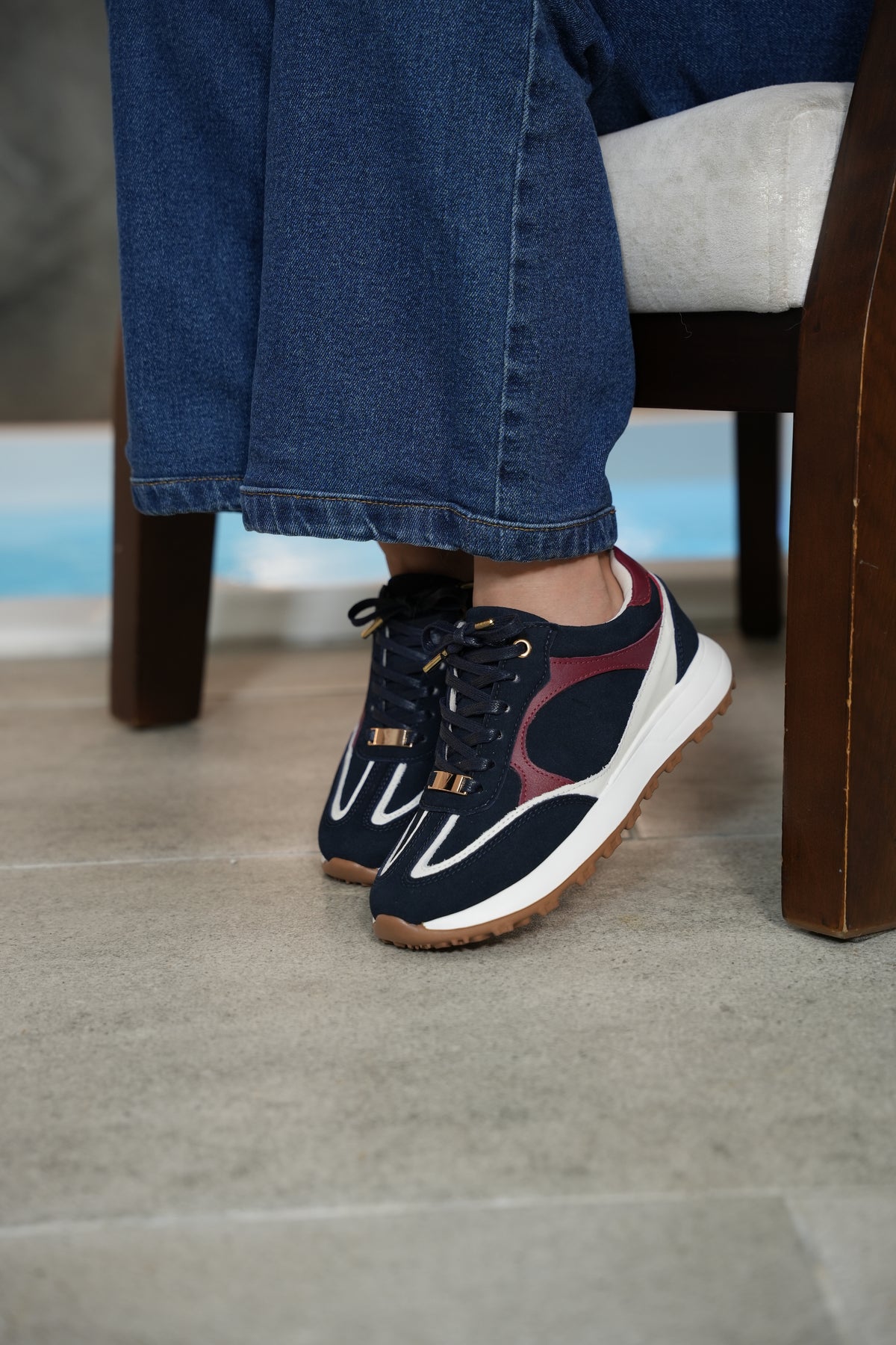 Tenis coffee azul rojo en cuero