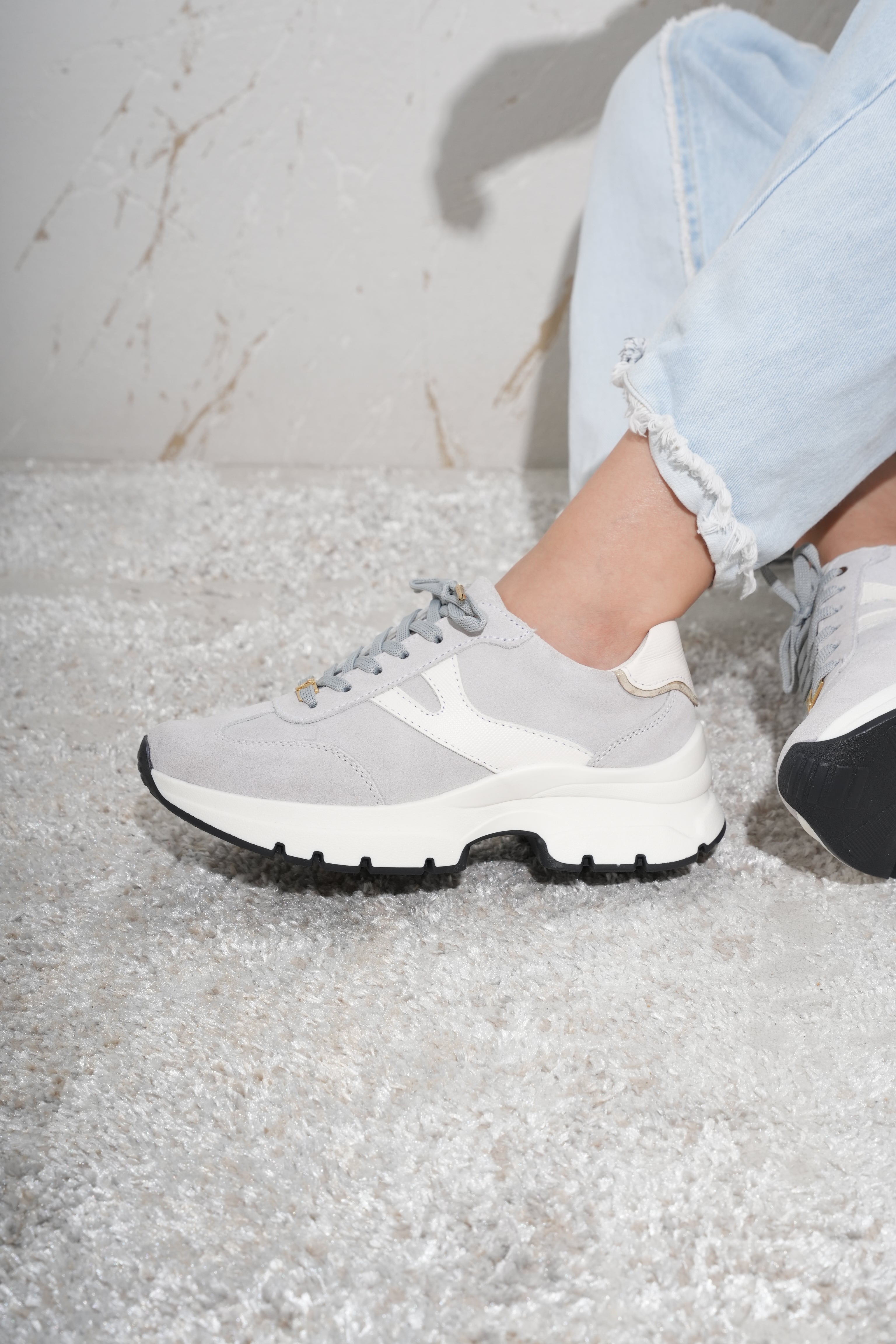 Victoria Gris Gamuza Marfil Tenis en Cuero