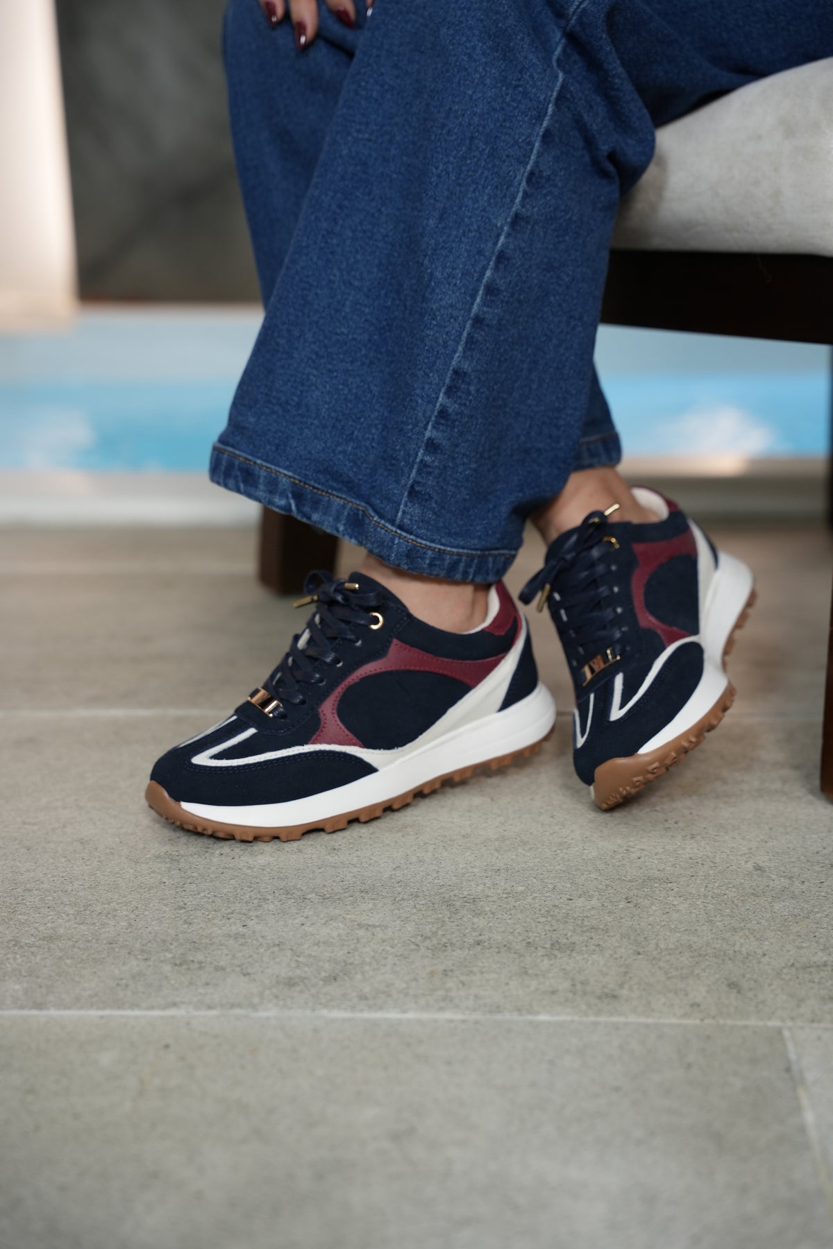 Tenis coffee azul rojo en cuero