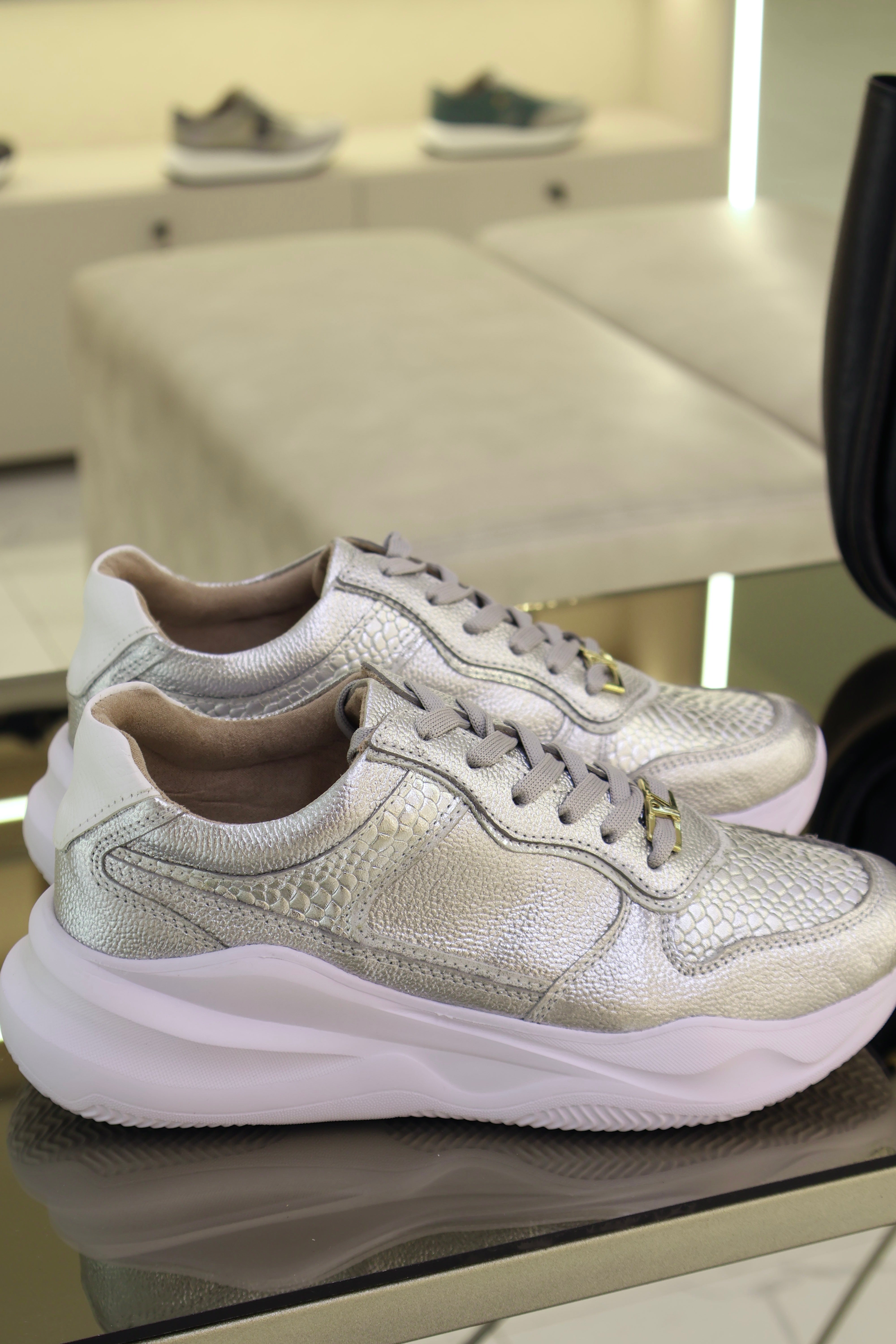 Tenis de cuero Romeo plata folia Liz blanco