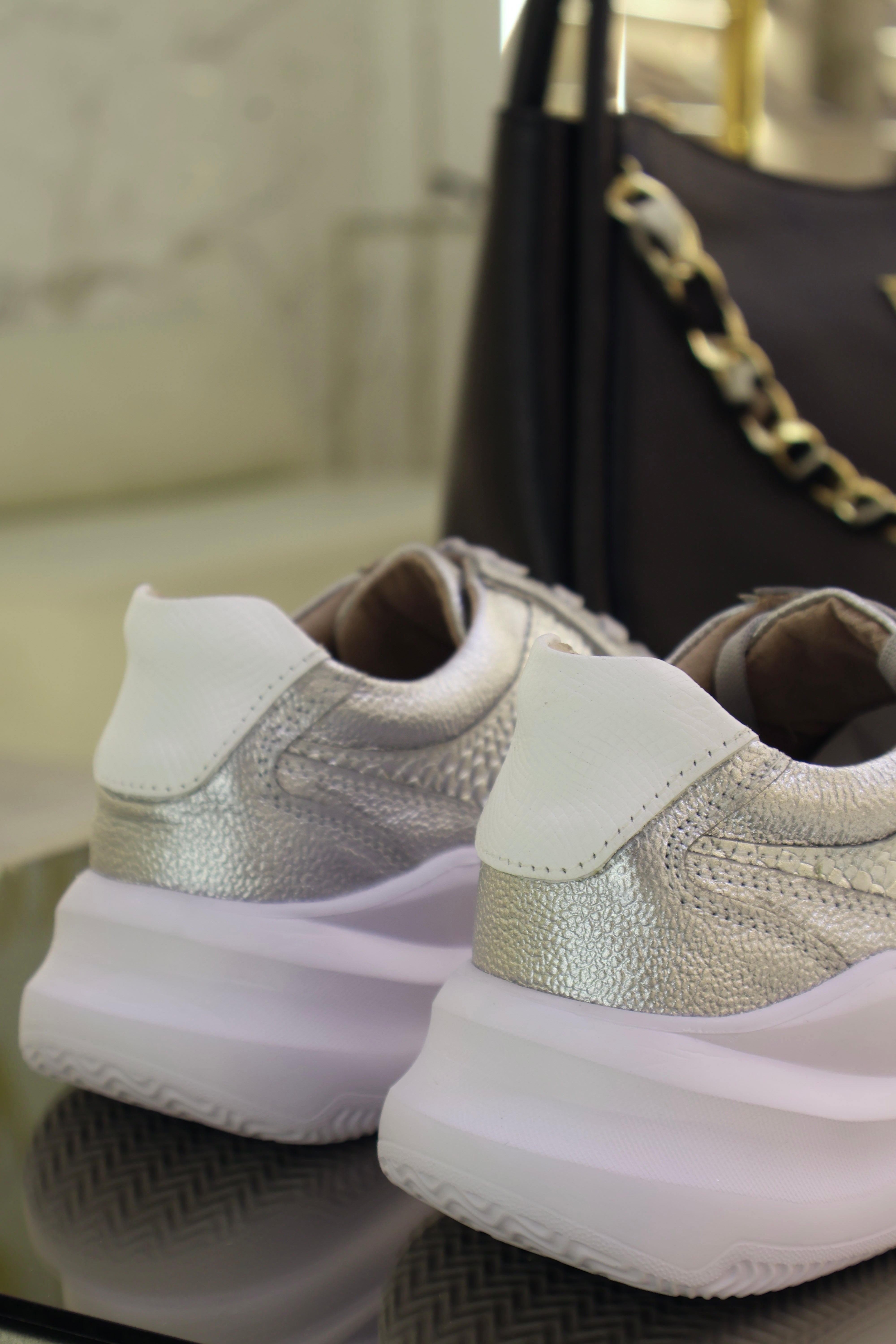Tenis de cuero Romeo plata folia Liz blanco