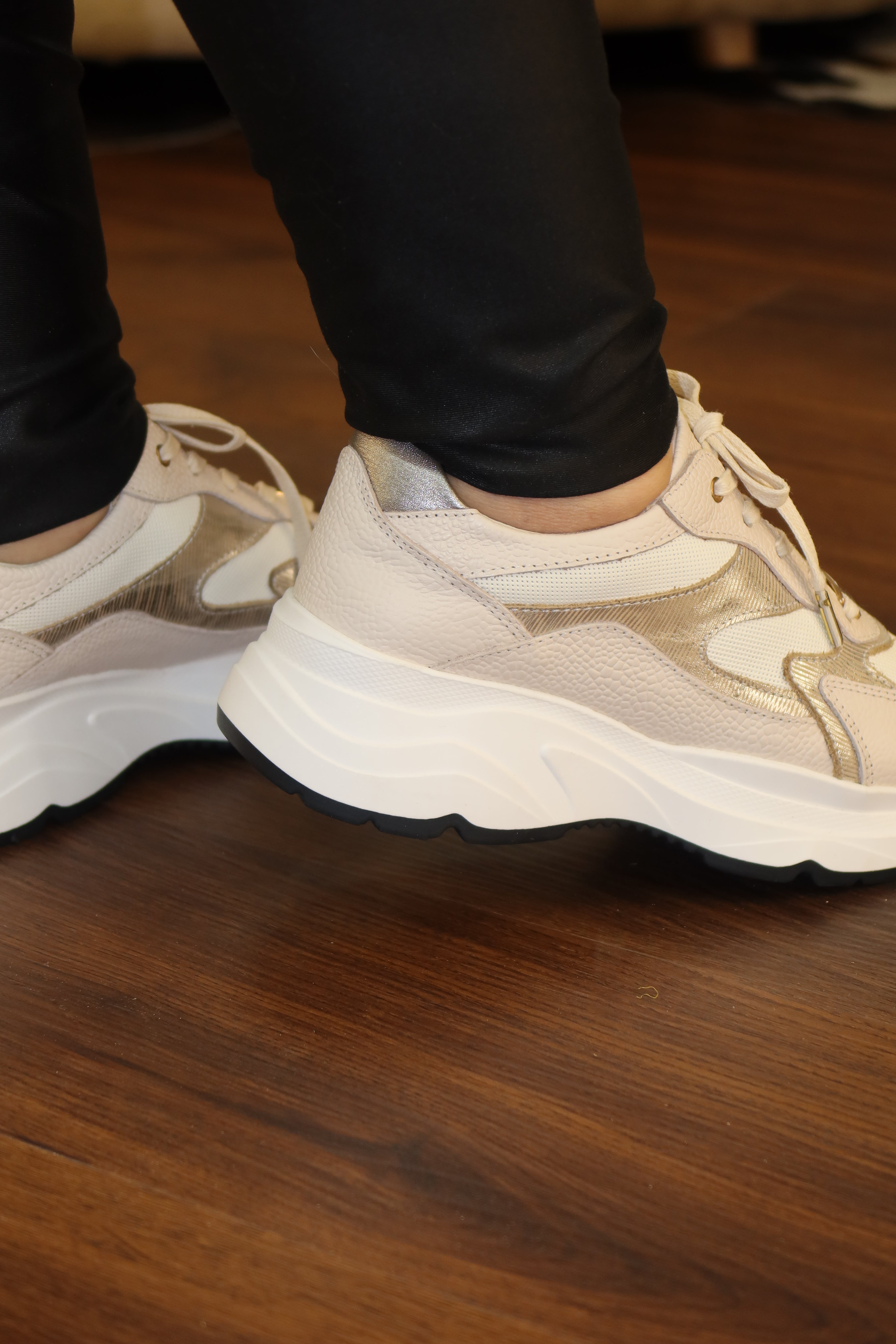 Tenis Samara avena folia oro en cuero