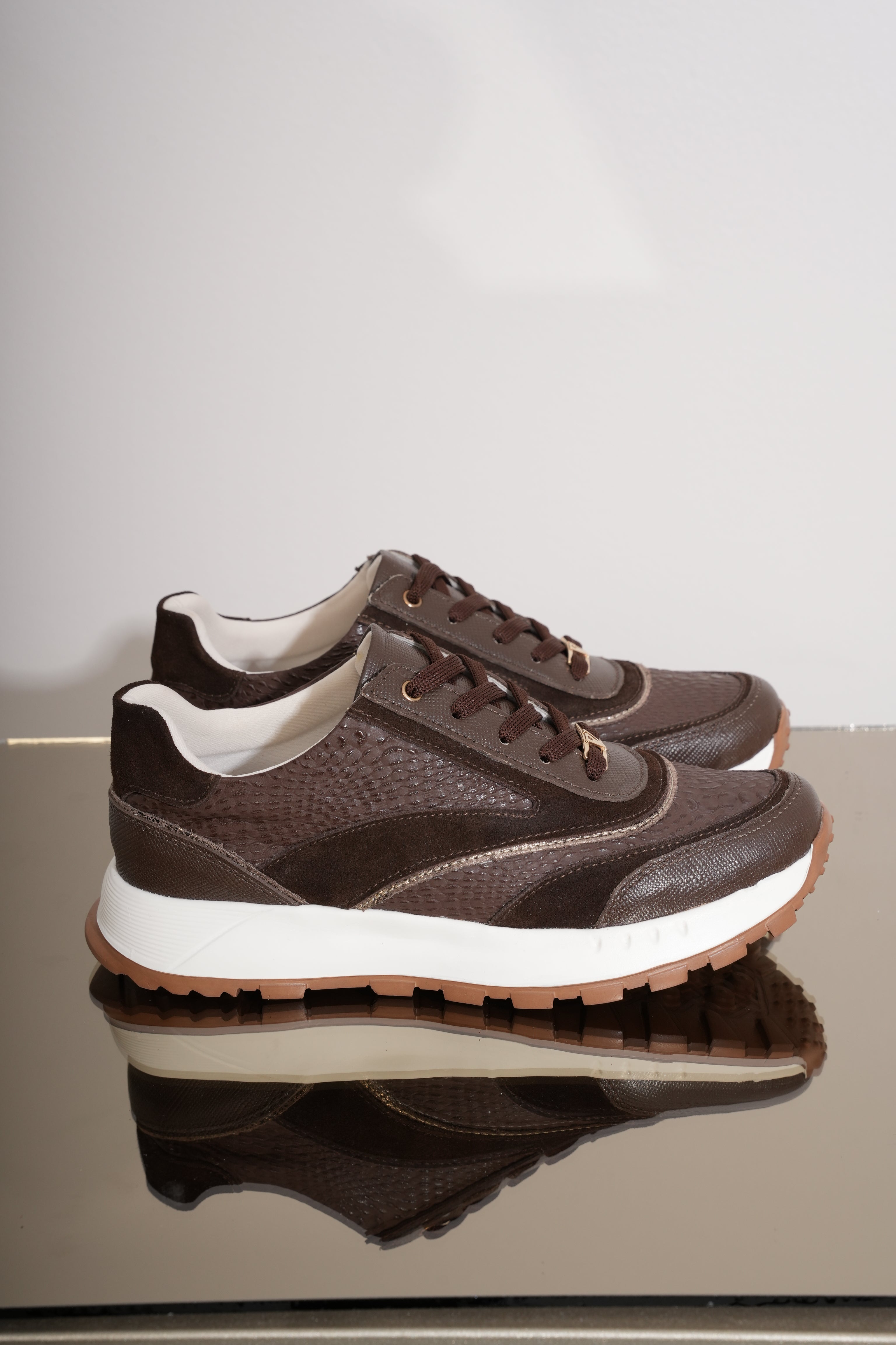 Bariloche Café Folia Gamuza Tenis en Cuero