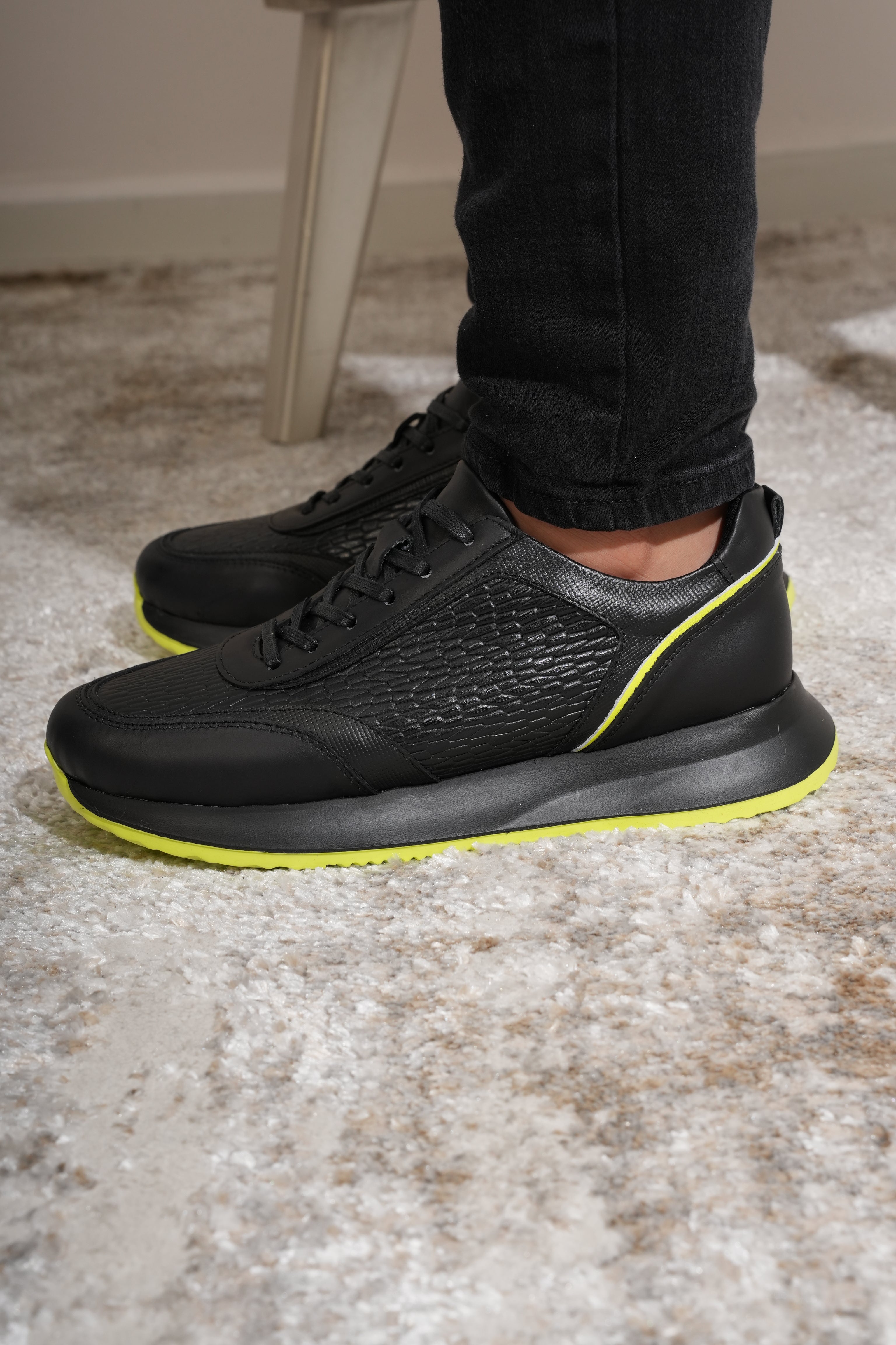 Tenis Origen Negro Neón en Cuero para hombre