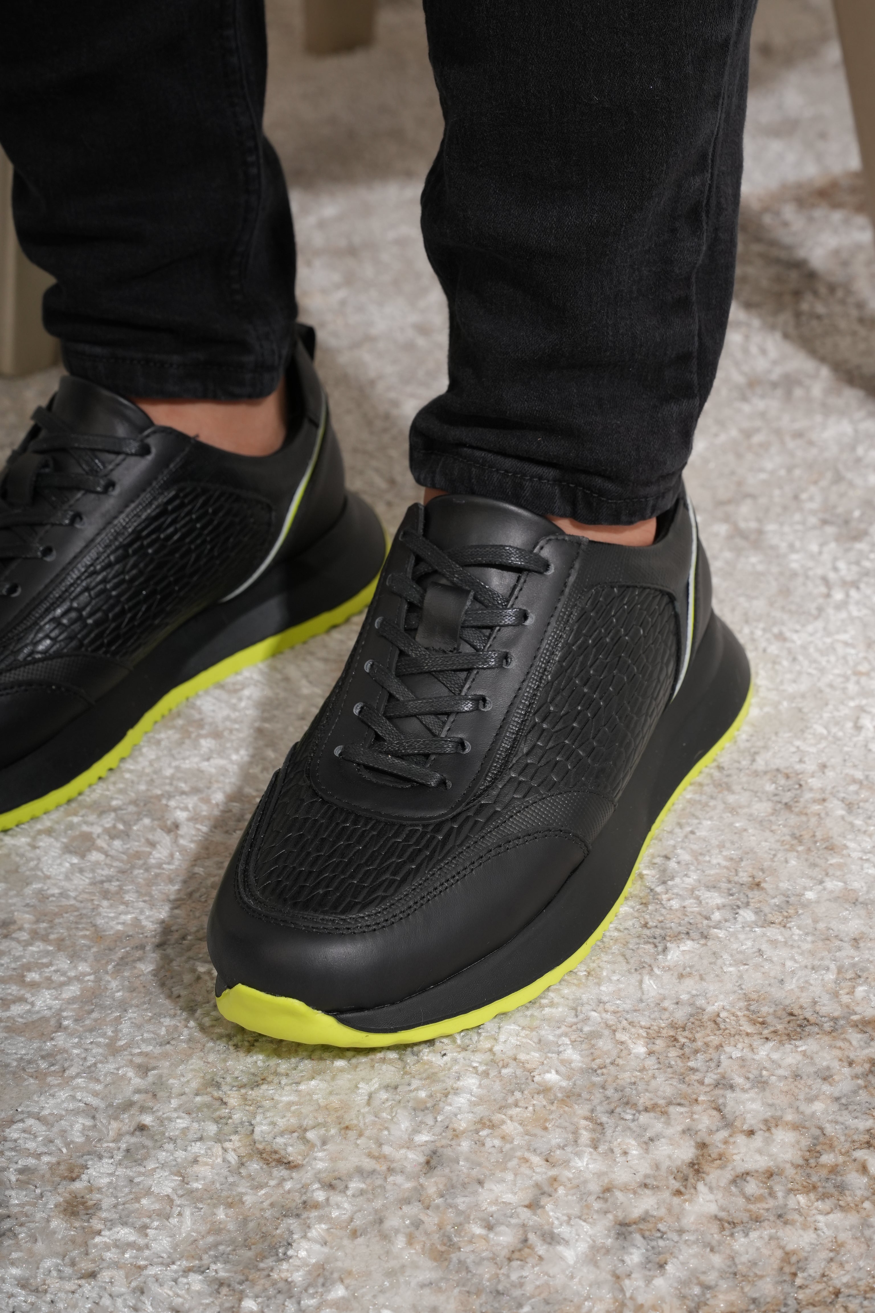 Tenis Origen Negro Neón en Cuero para hombre