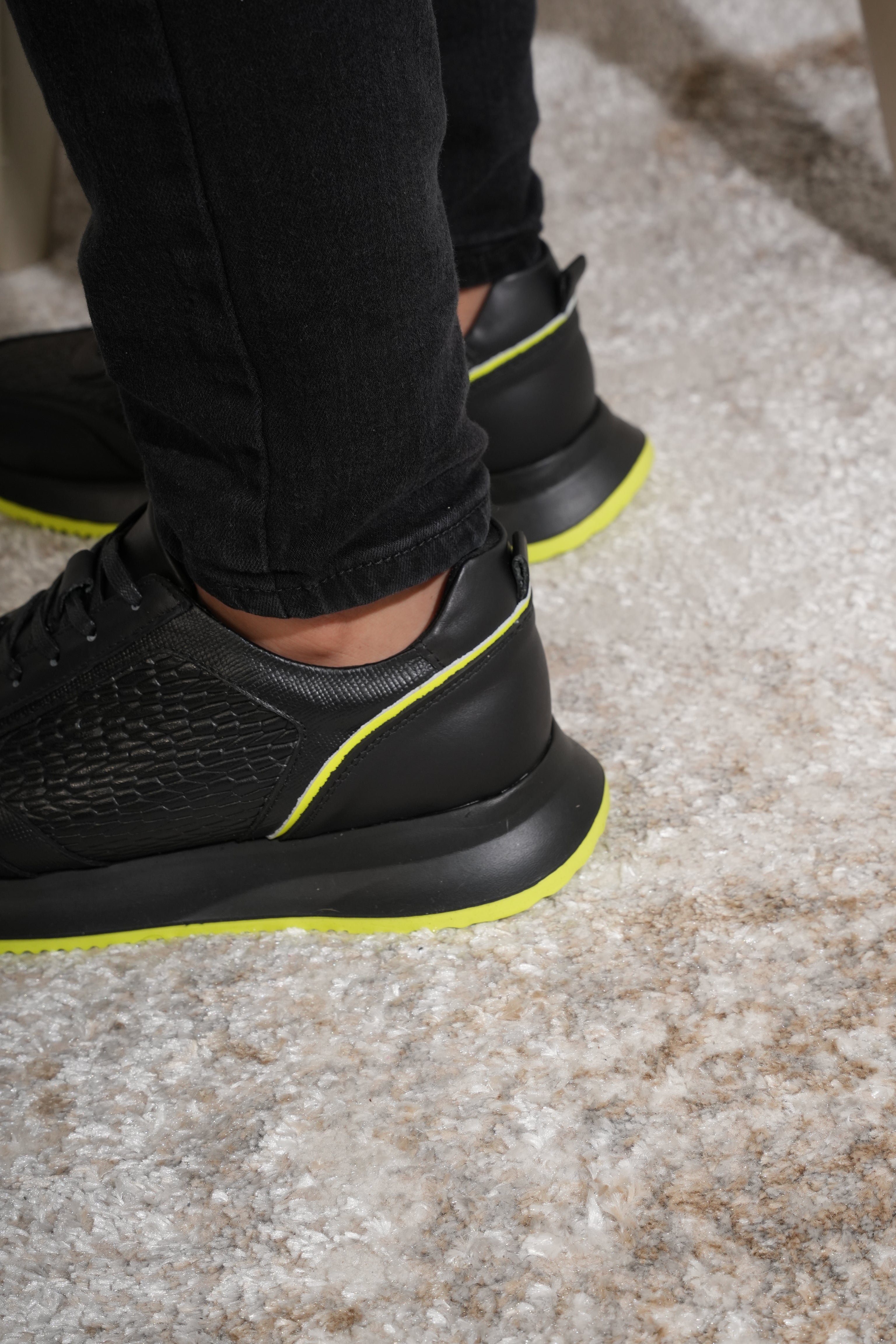 Tenis Origen Negro Neón en Cuero para hombre