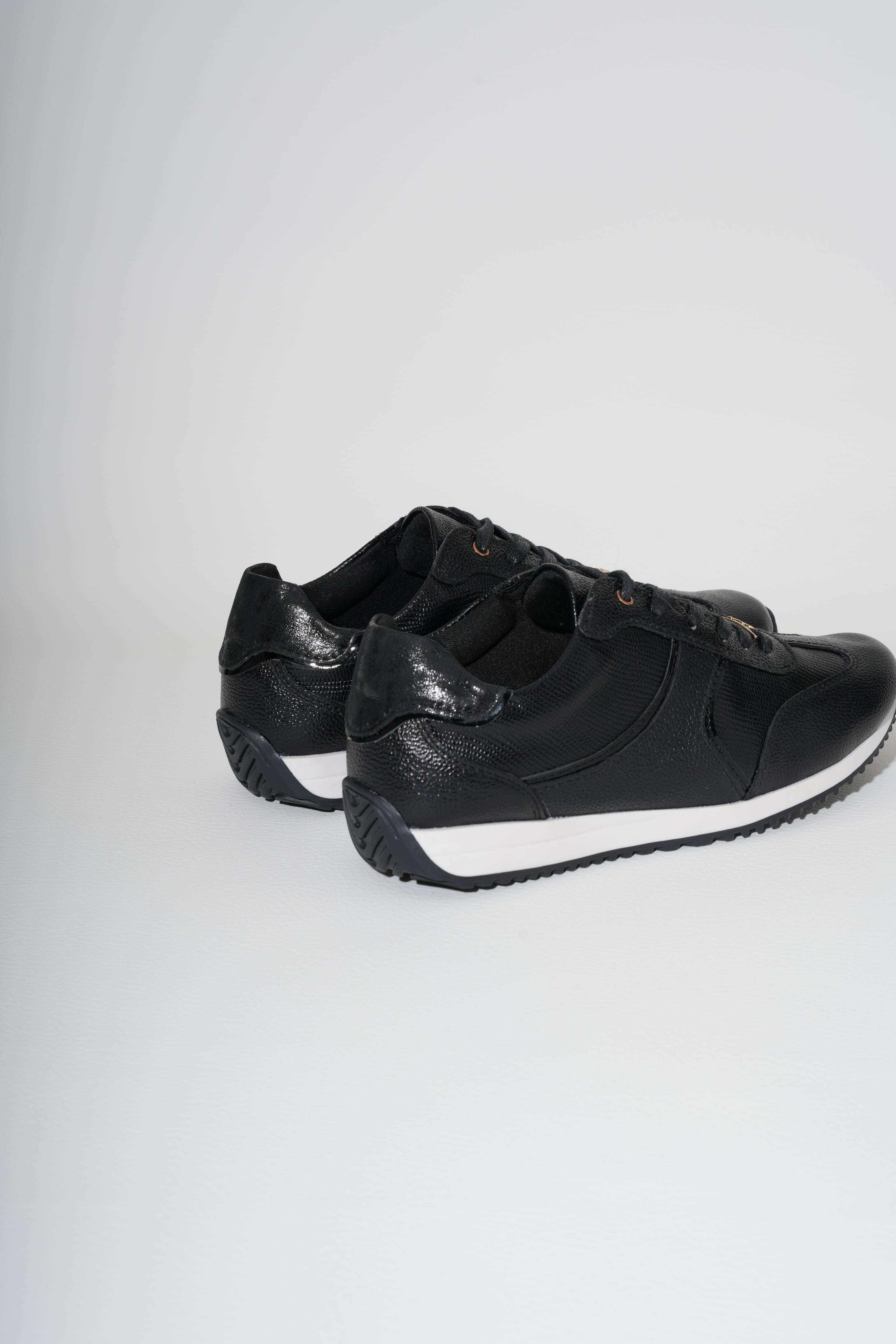 Milán Negro Run Tenis en Cuero