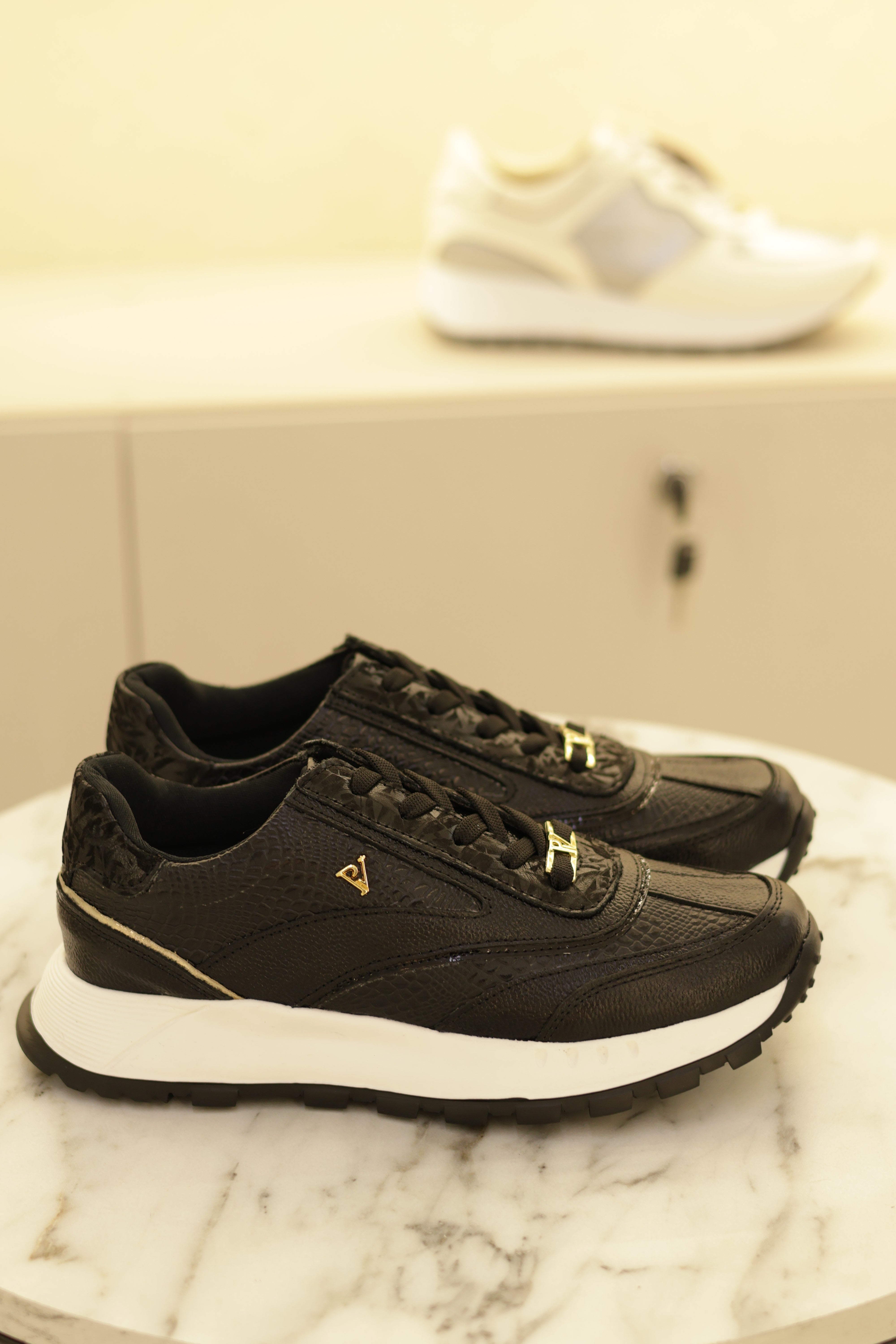 Tenis Bariloche Negro en Cuero