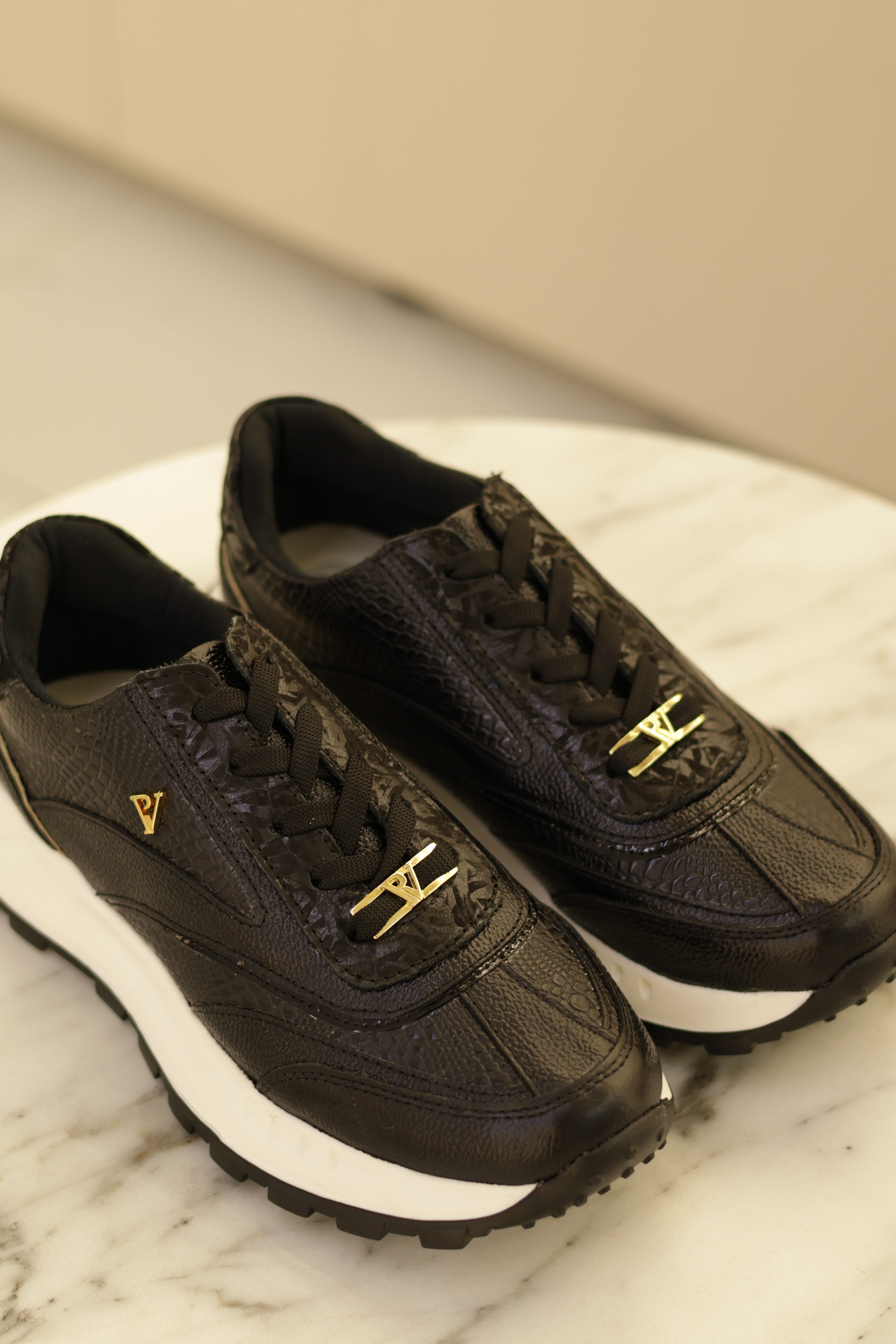 Tenis Bariloche Negro en Cuero