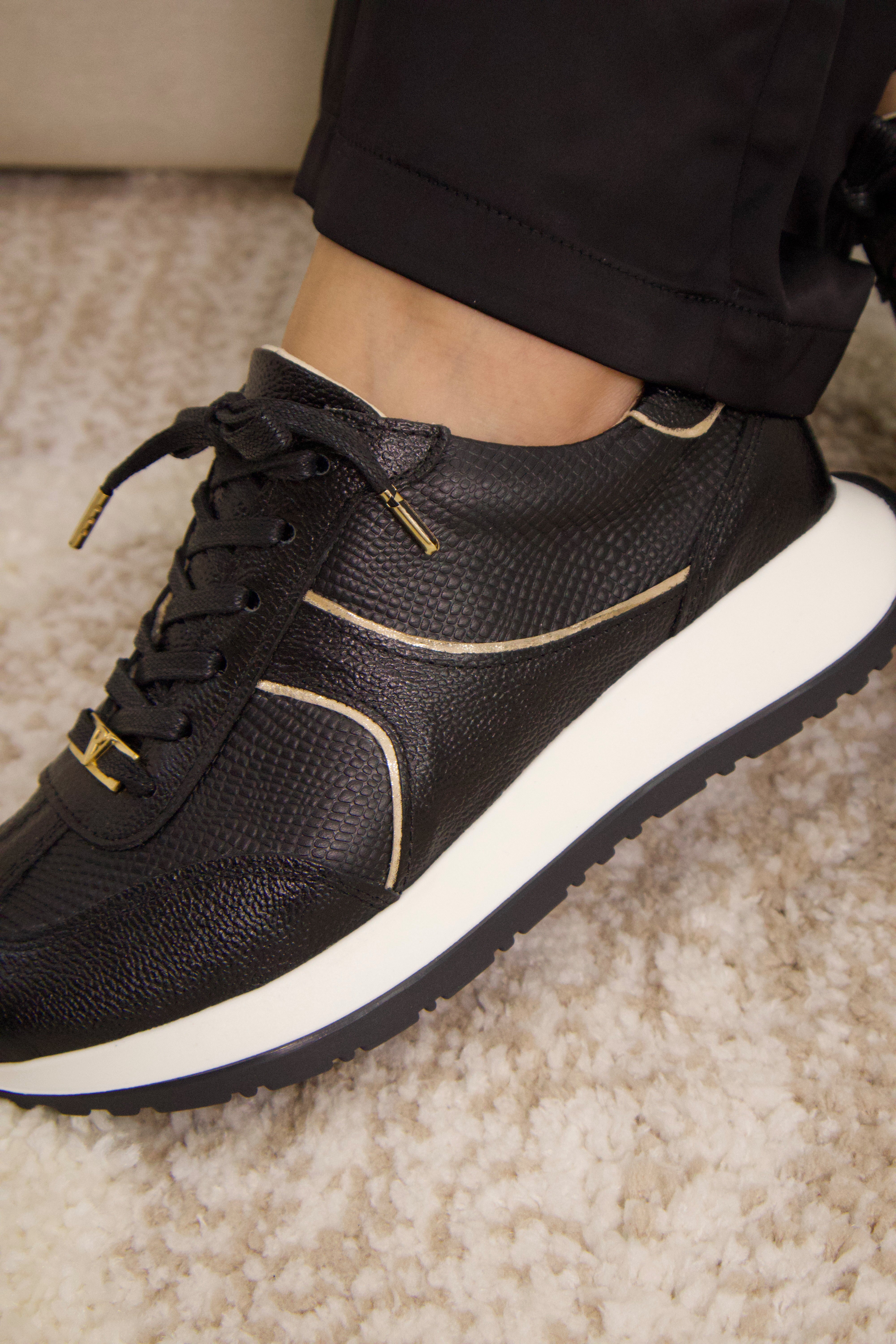 Tenis en cuero Milan negro vivos oro