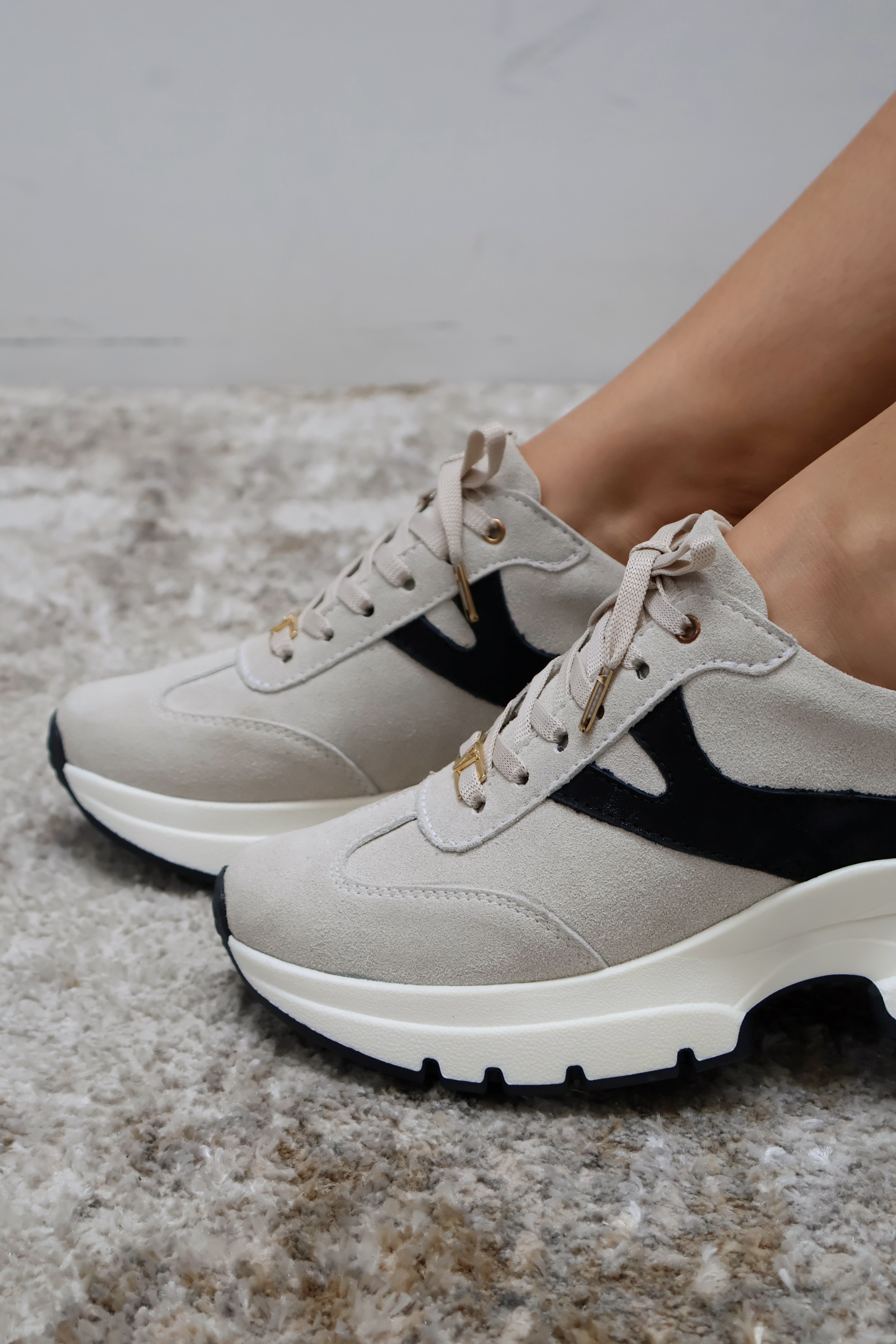 Victoria Gris Gamuza Negro Tenis en Cuero