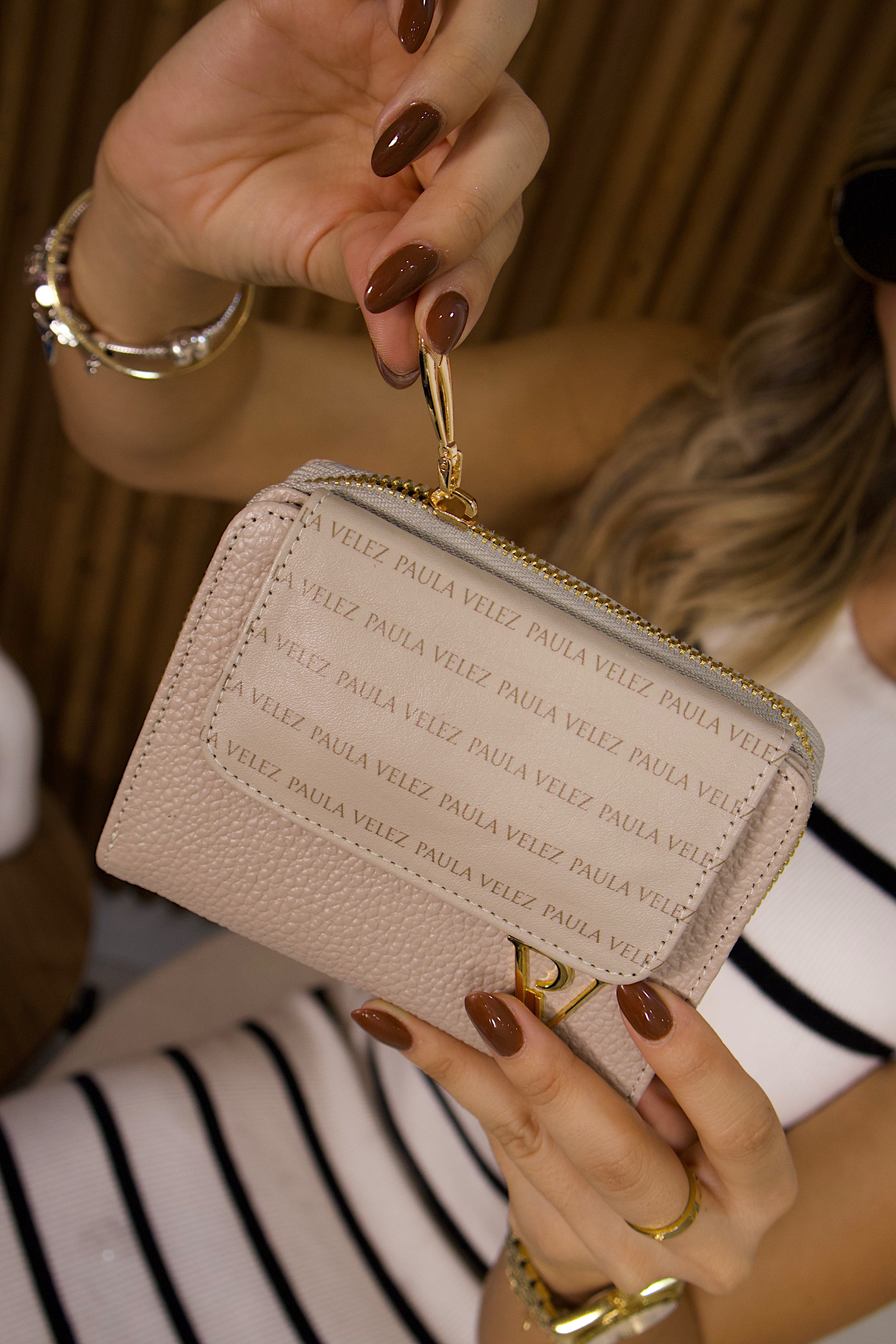 Billetera arena Paula Vélez