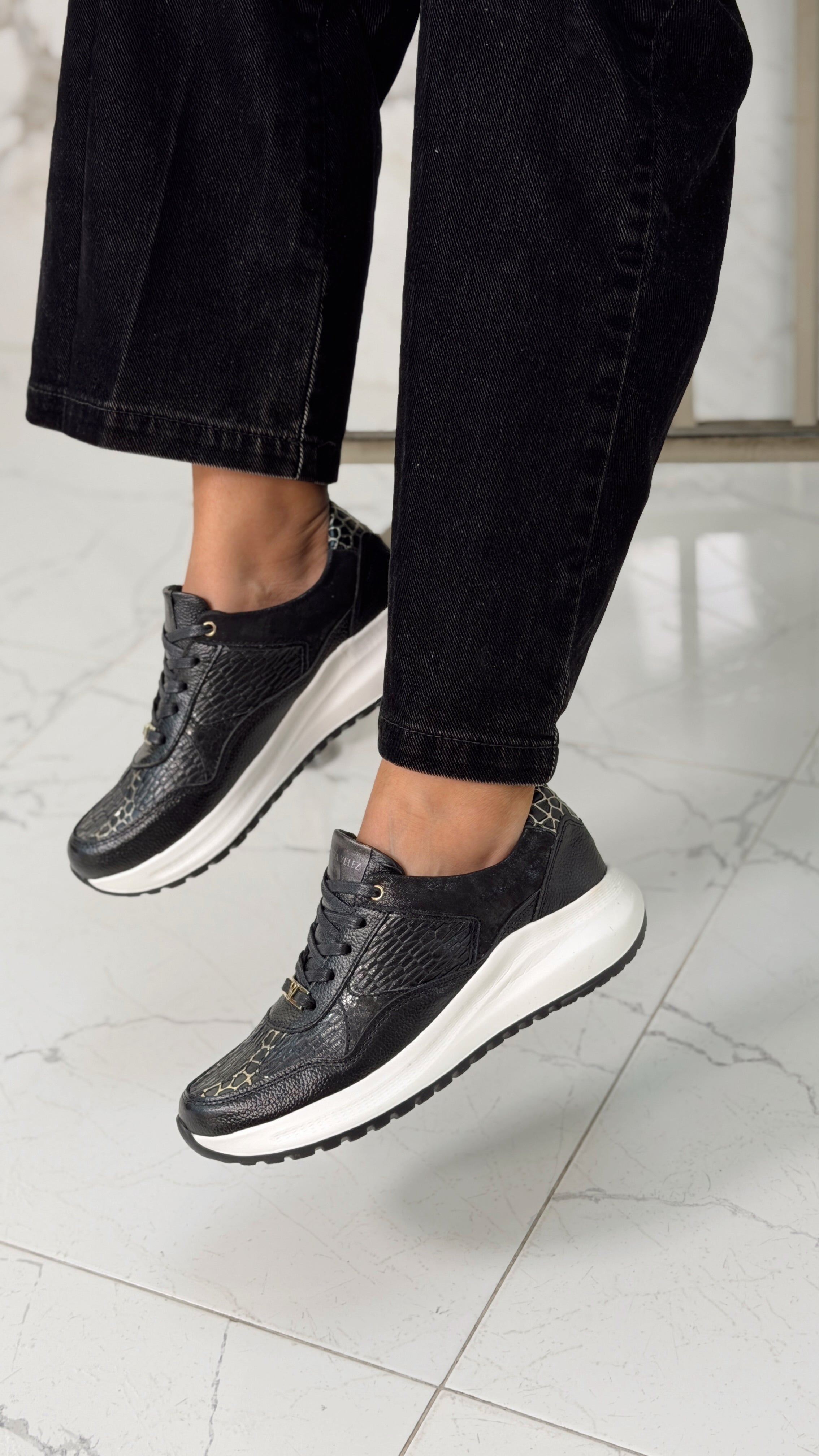 Luciana Negro Bambú Tenis en Cuero