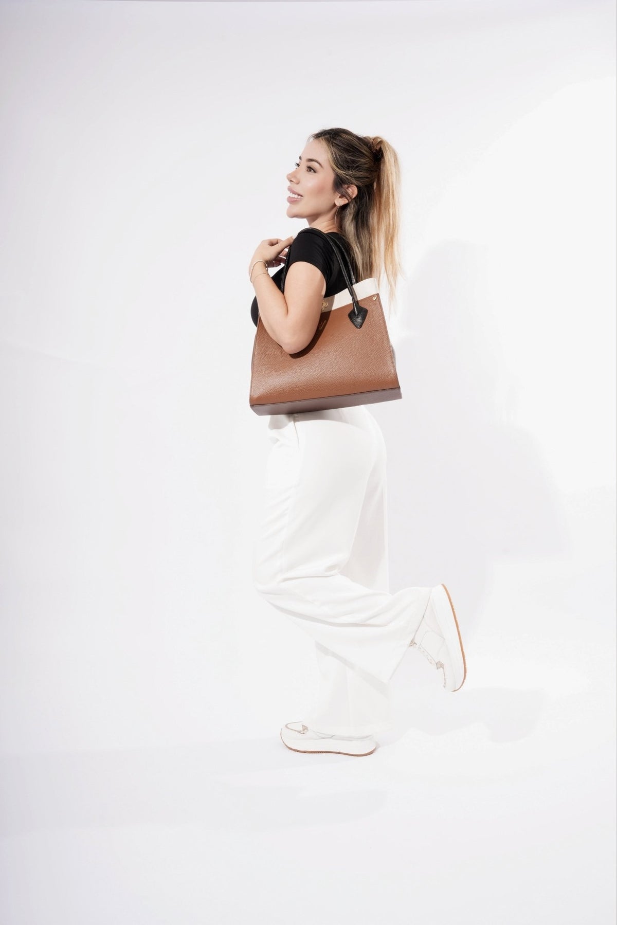 bolso en cuero flora miel - PAULA VELEZ