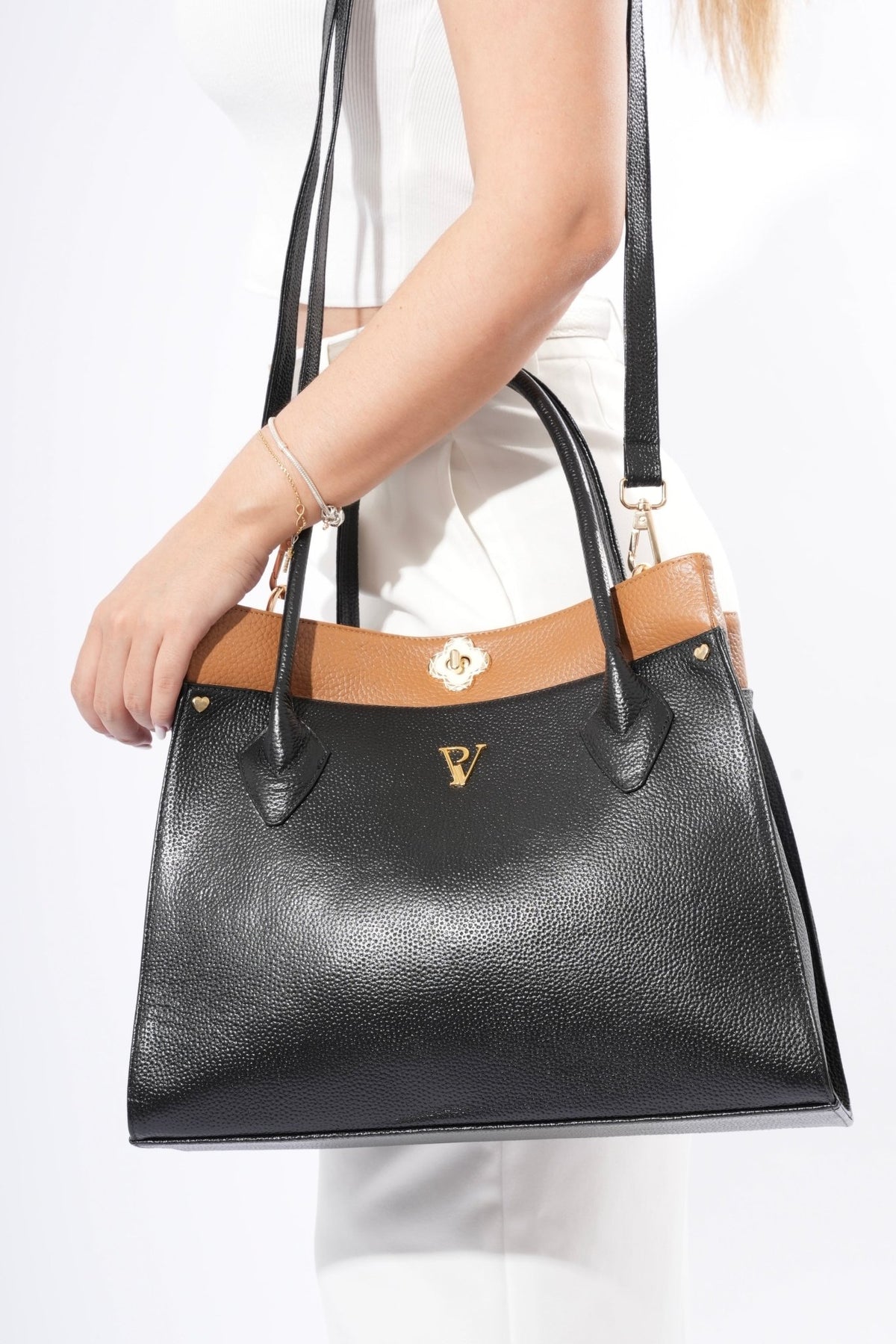 bolso flora en cuero negro con miel - PAULA VELEZ