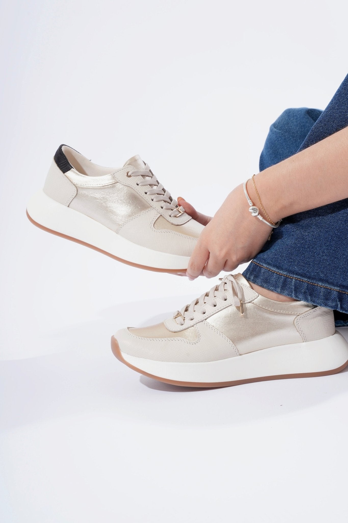 Chanel Arena Oro Tenis de Cuero - PAULA VELEZ