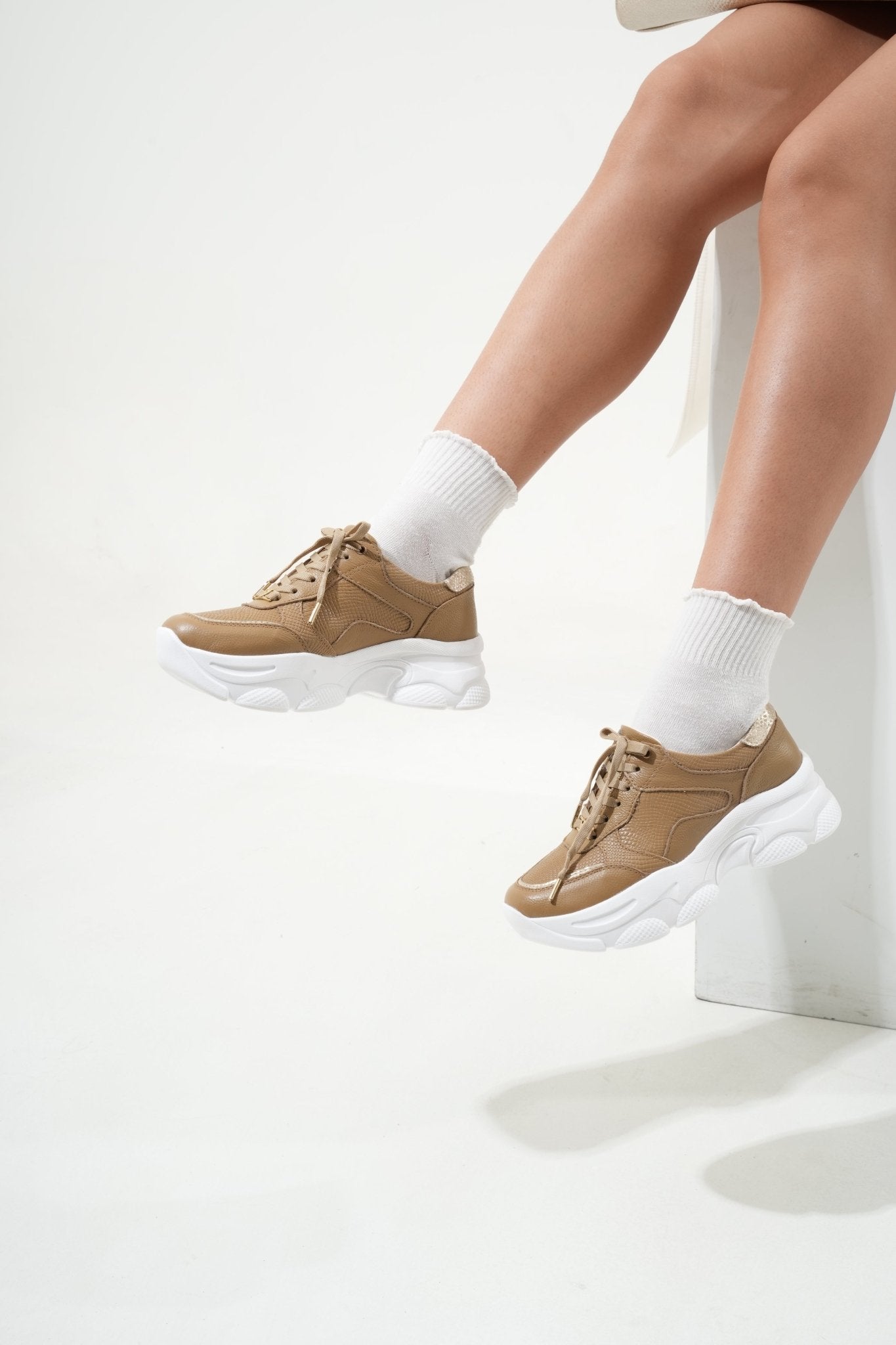 Kendall Taupe Tenis en Cuero - PAULA VELEZ