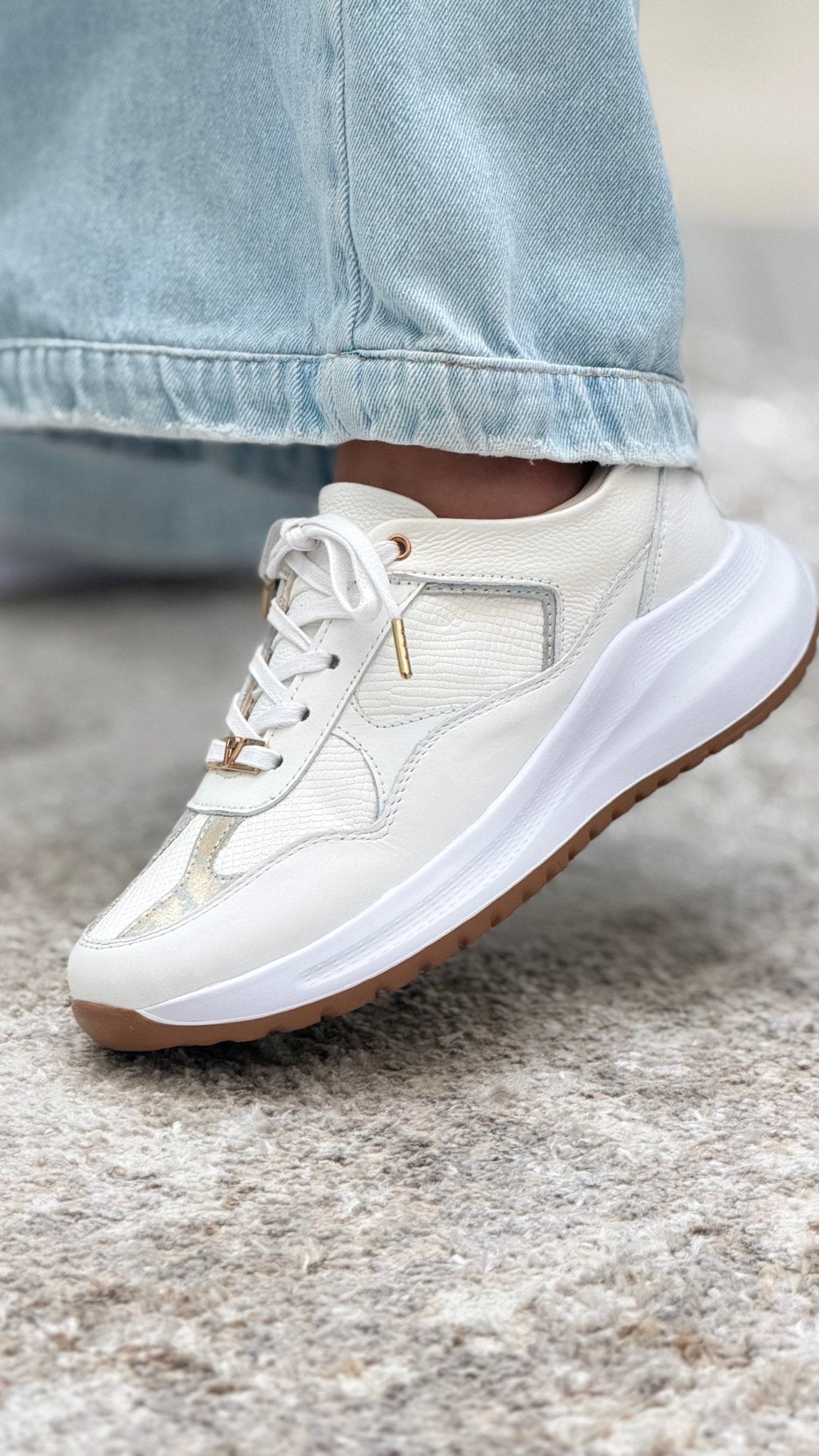 Luciana Blanco Folia Celeste Tenis en Cuero - PAULA VELEZ