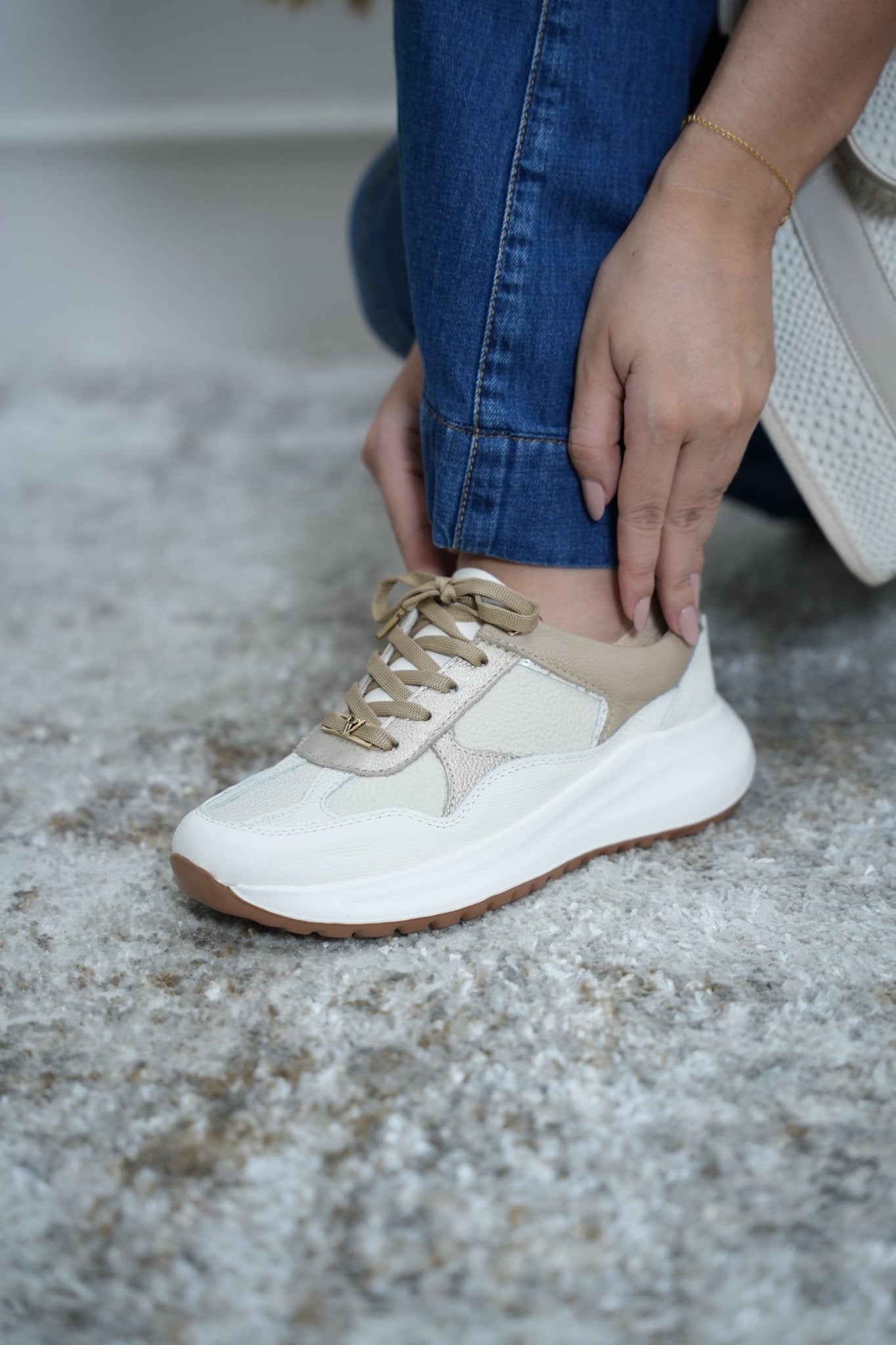 Luciana Toscana Talco Taupe Tenis en Cuero - PAULA VELEZ