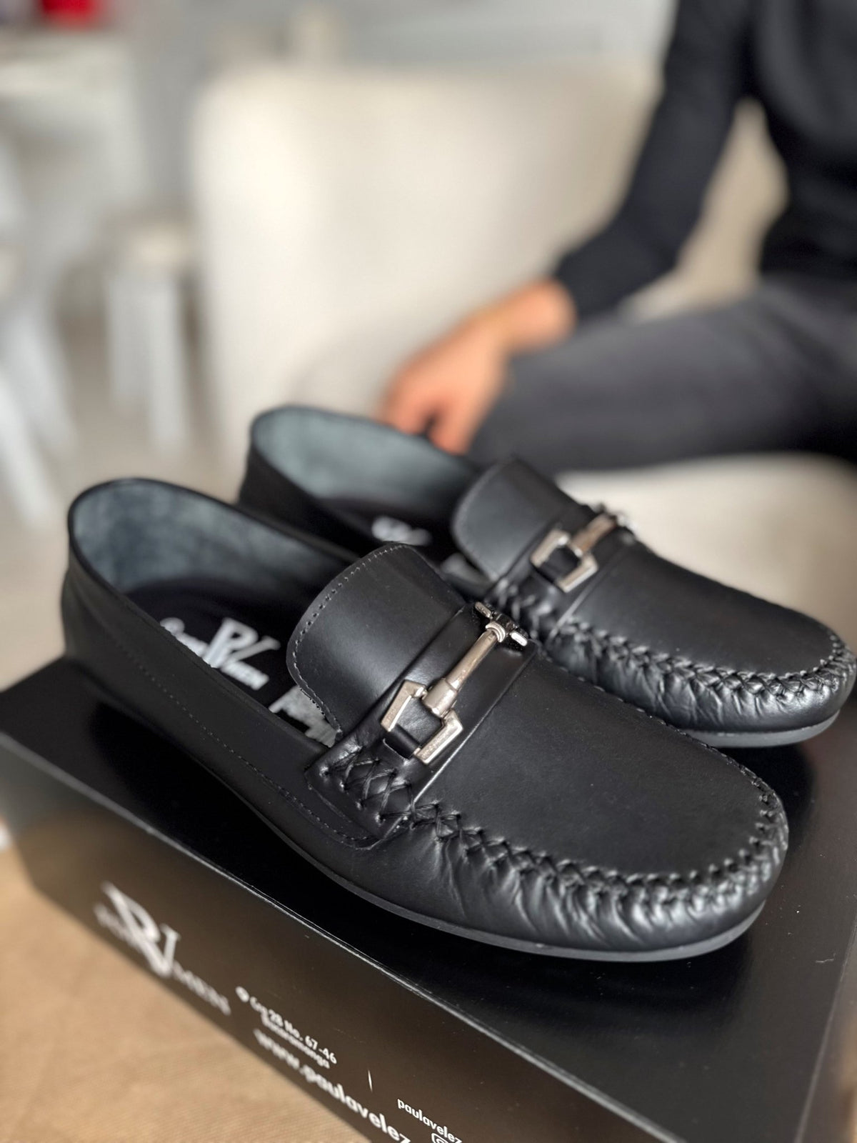 Mocasín de hombre en cuero negro - PAULA VELEZ