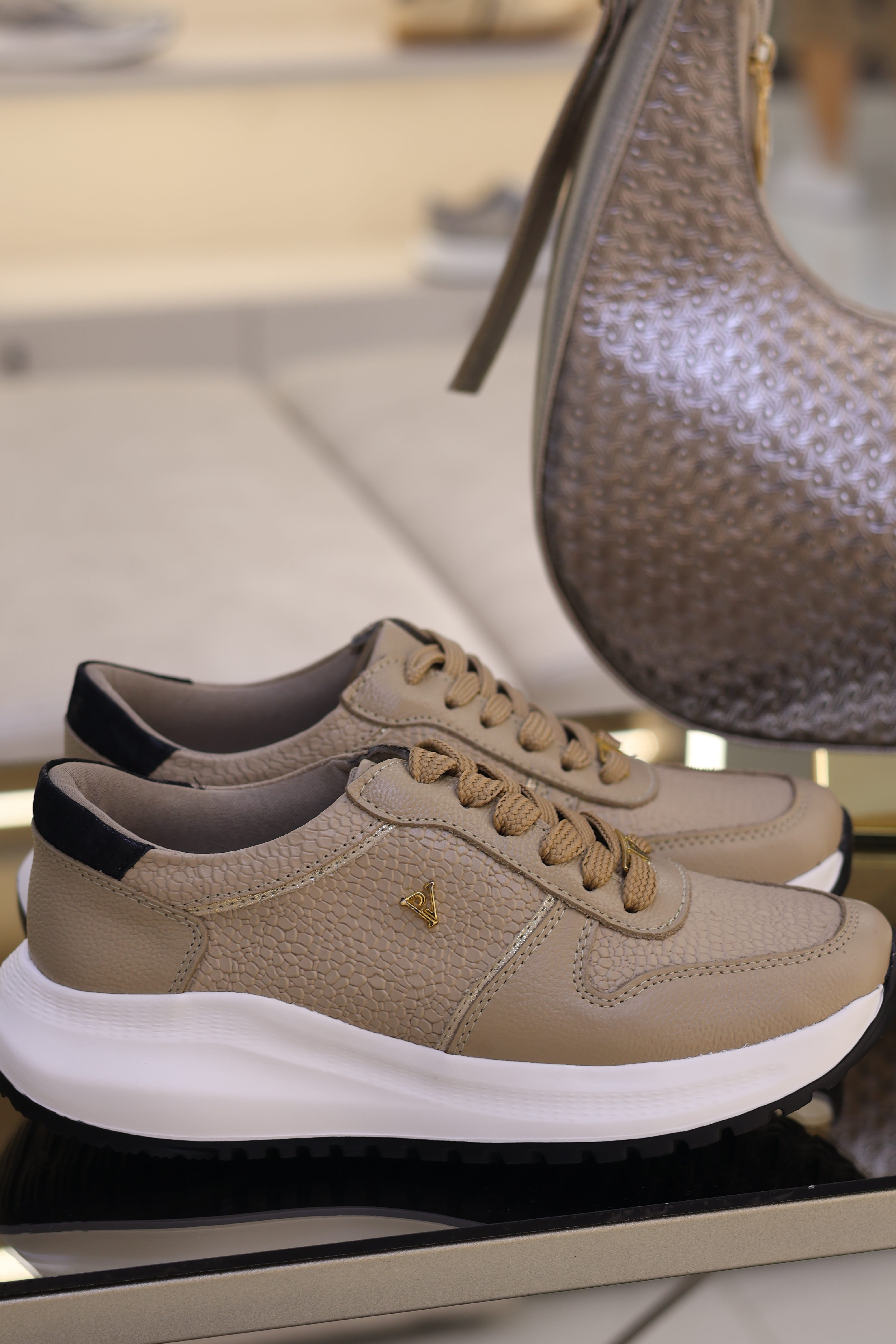 Tenis chanel taupe pandora