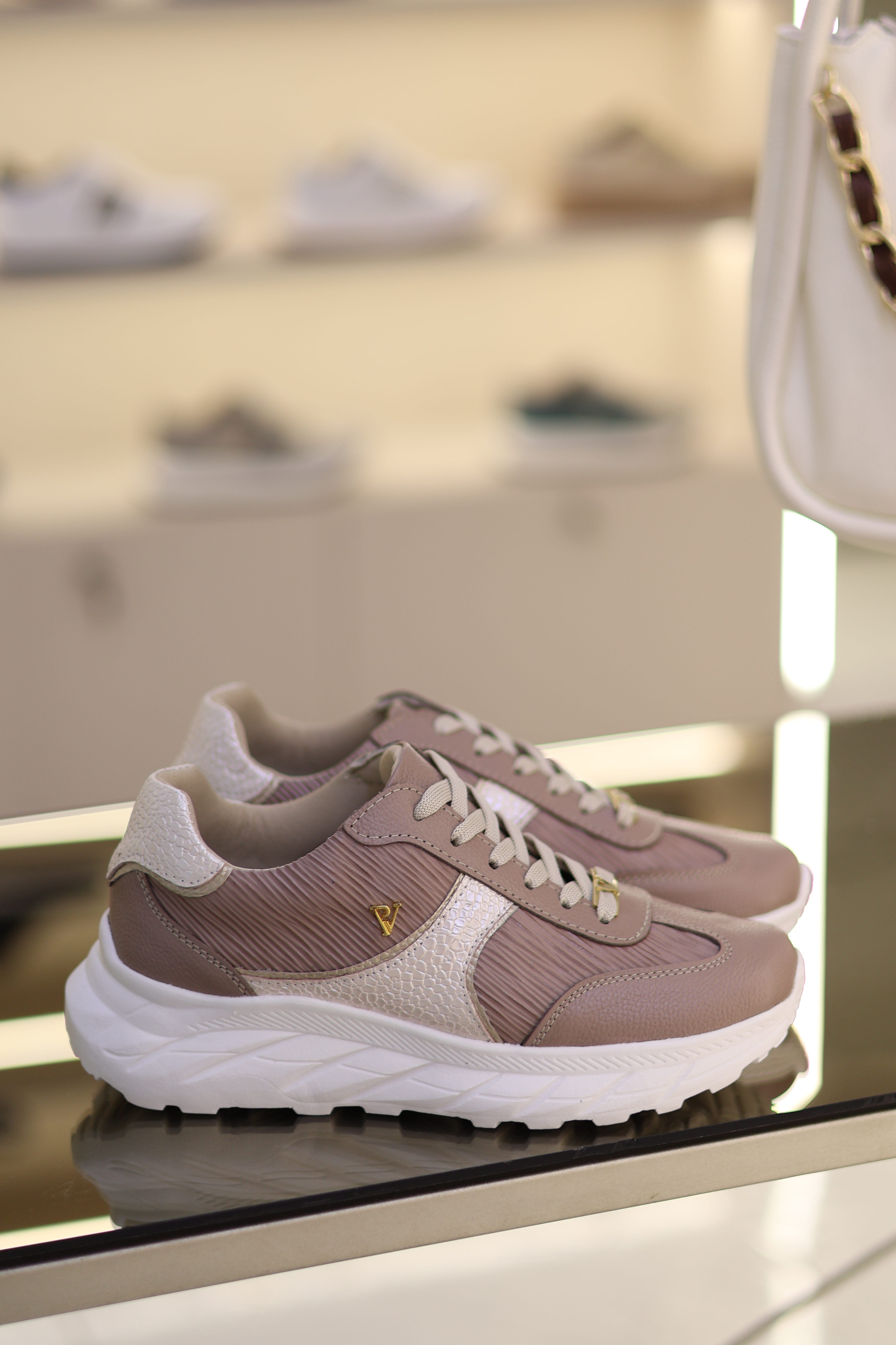 Tenis Milan Taupe Oro Rosa en cuero