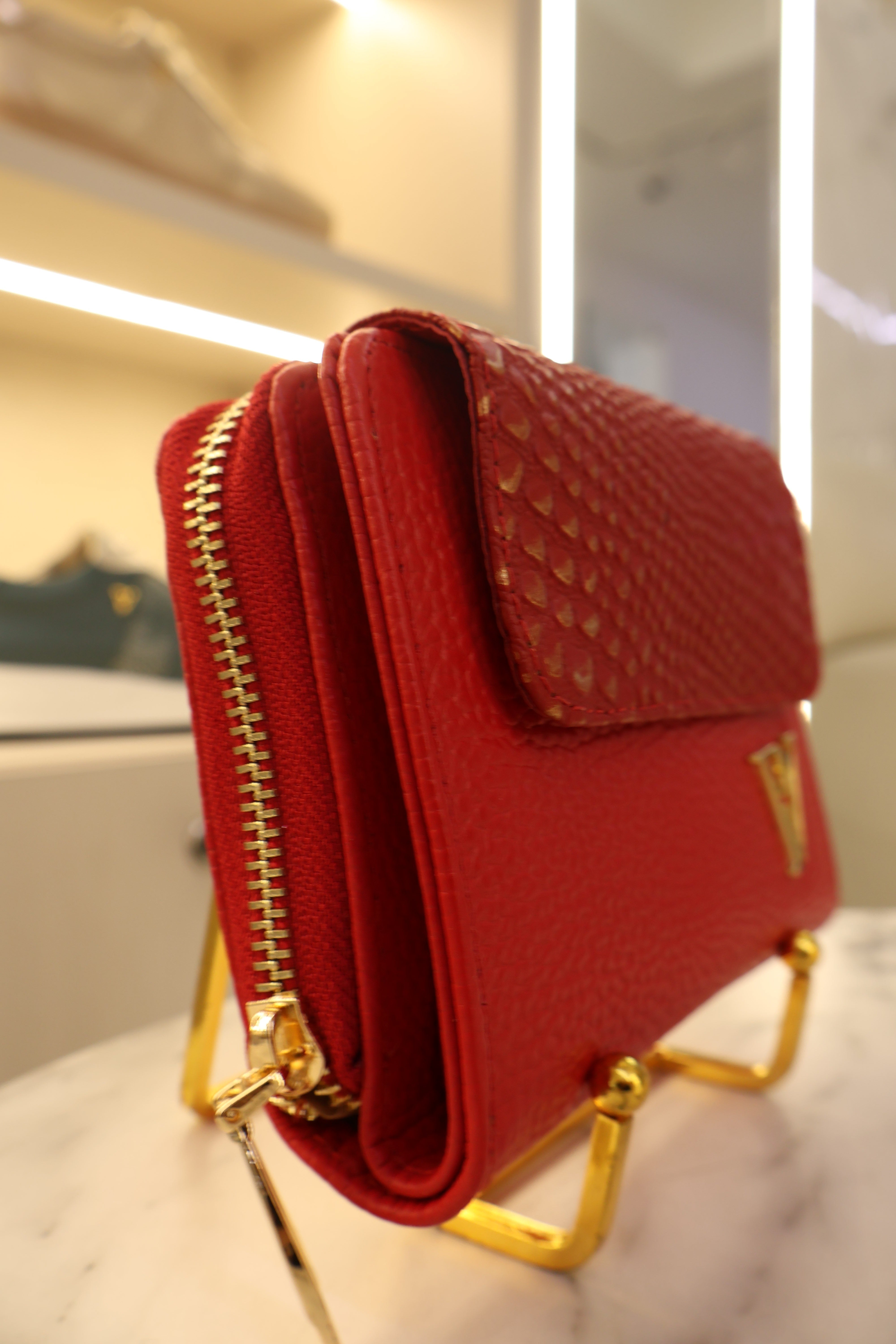 Billetera roja en cuero