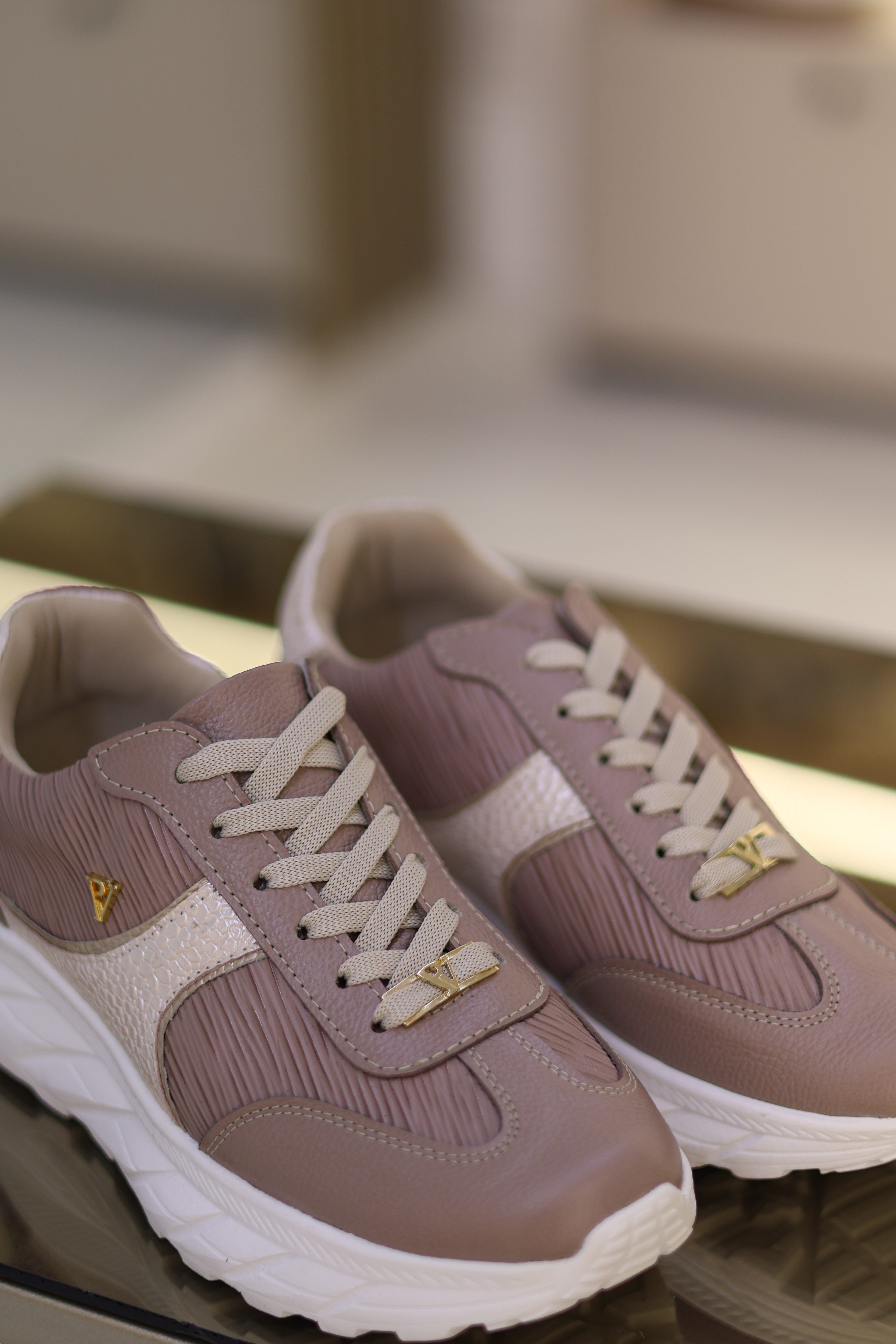 Tenis Milan Taupe Oro Rosa en cuero