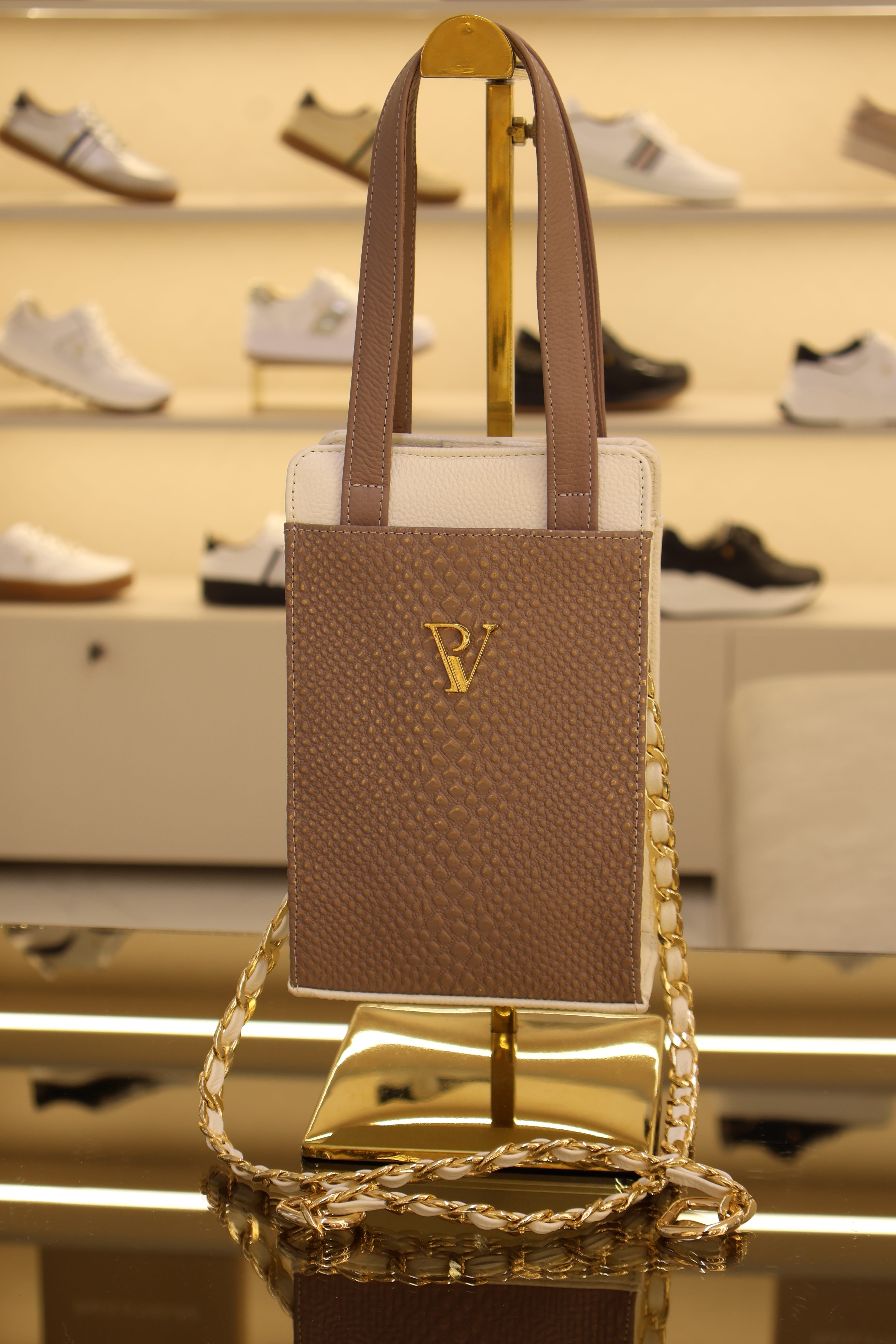 Manos libres valentino en cuero talco taupe