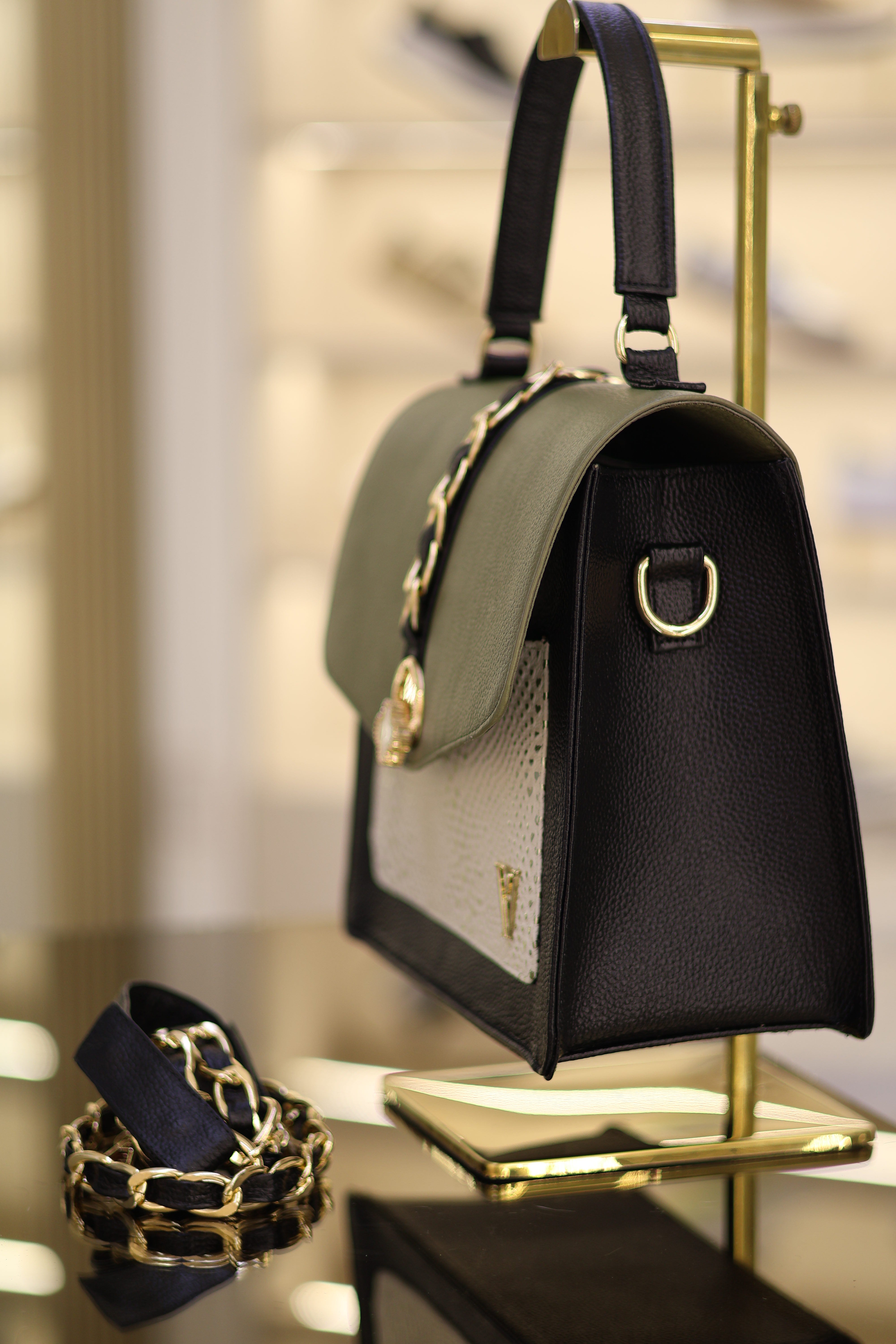 Bolso Sophie Negro con Verde en cuero