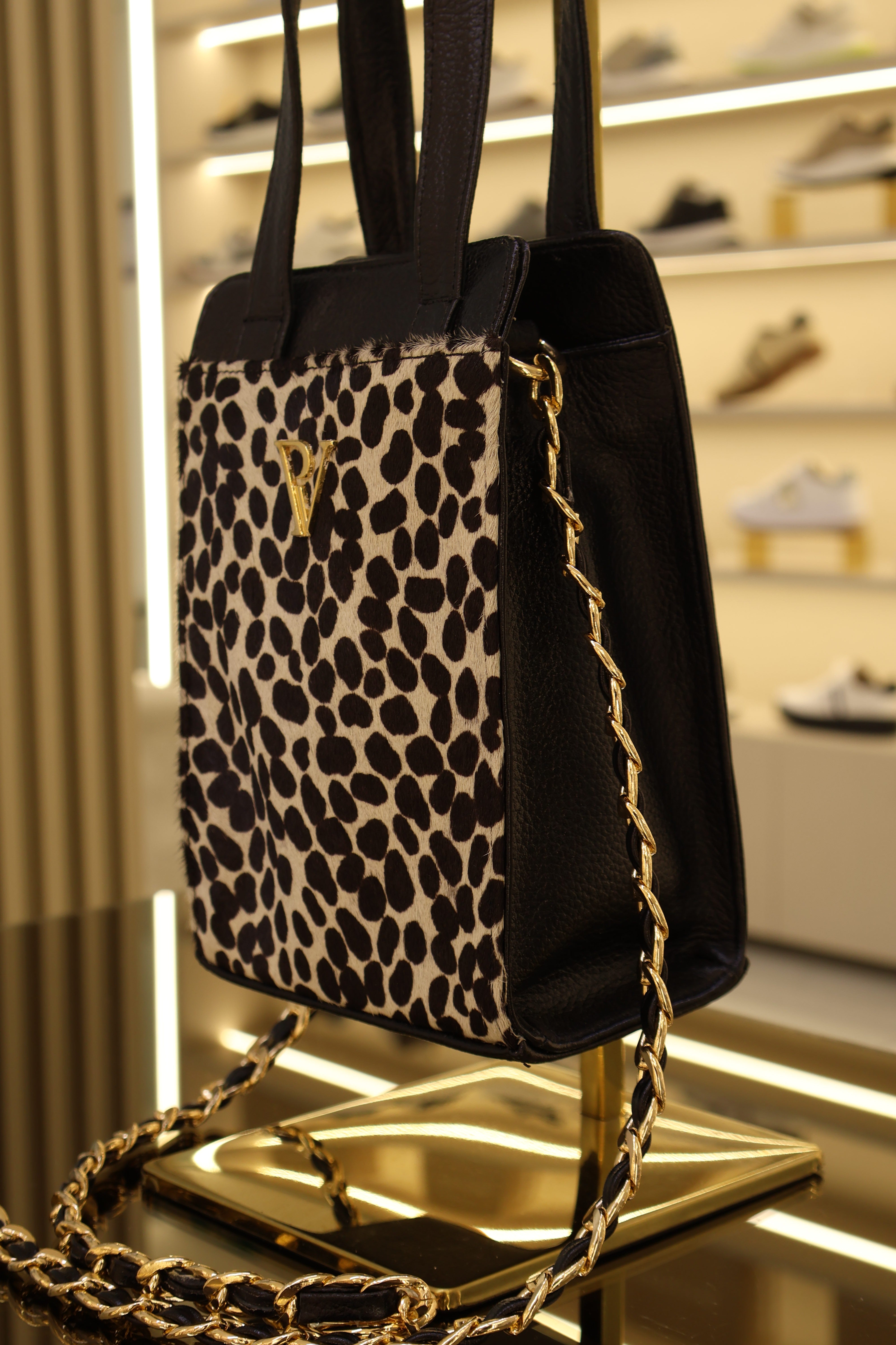 Manos libres valentino en cuero negro animal print