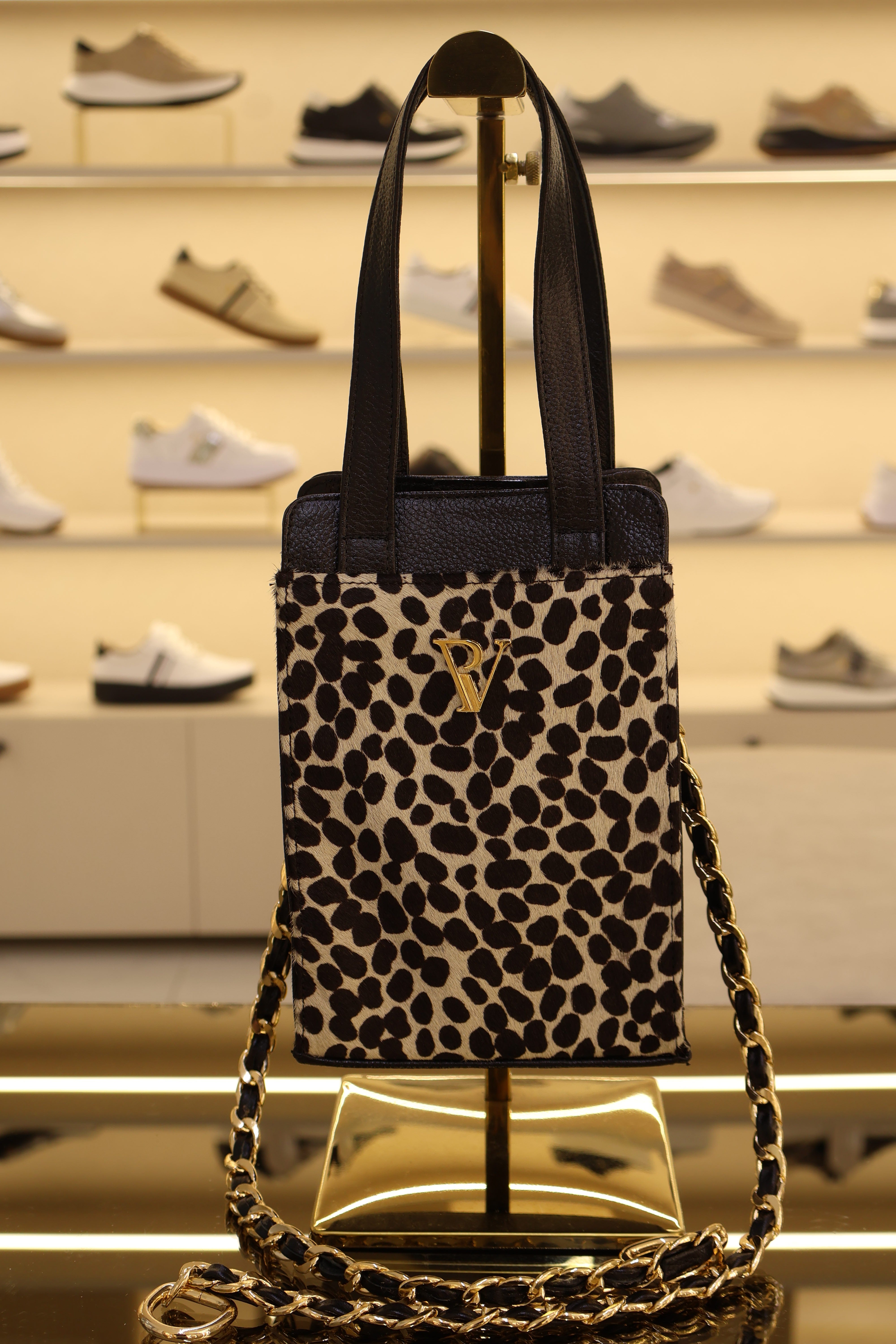 Manos libres valentino en cuero negro animal print