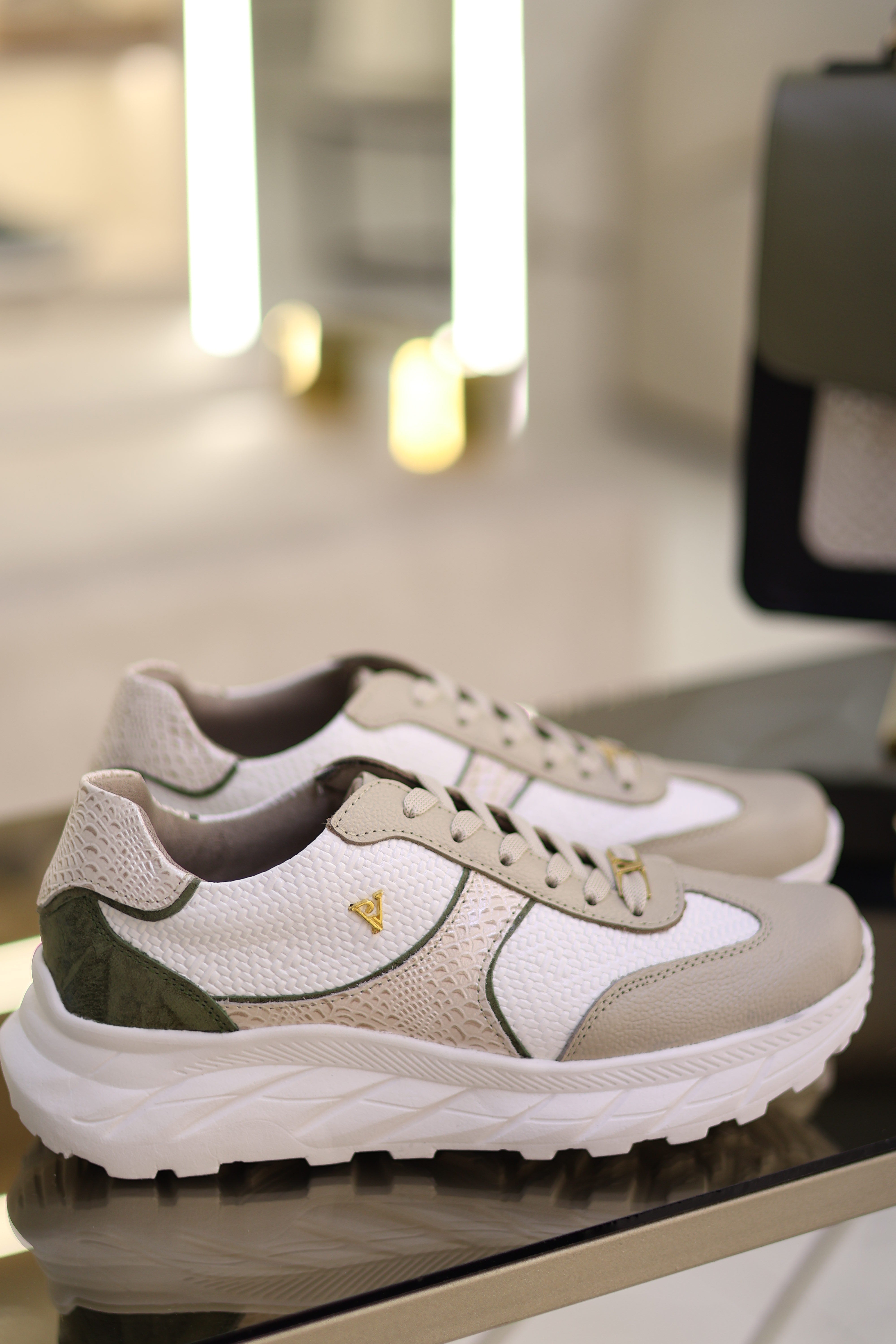 Tenis Milan en cuero Talco con arena y verde