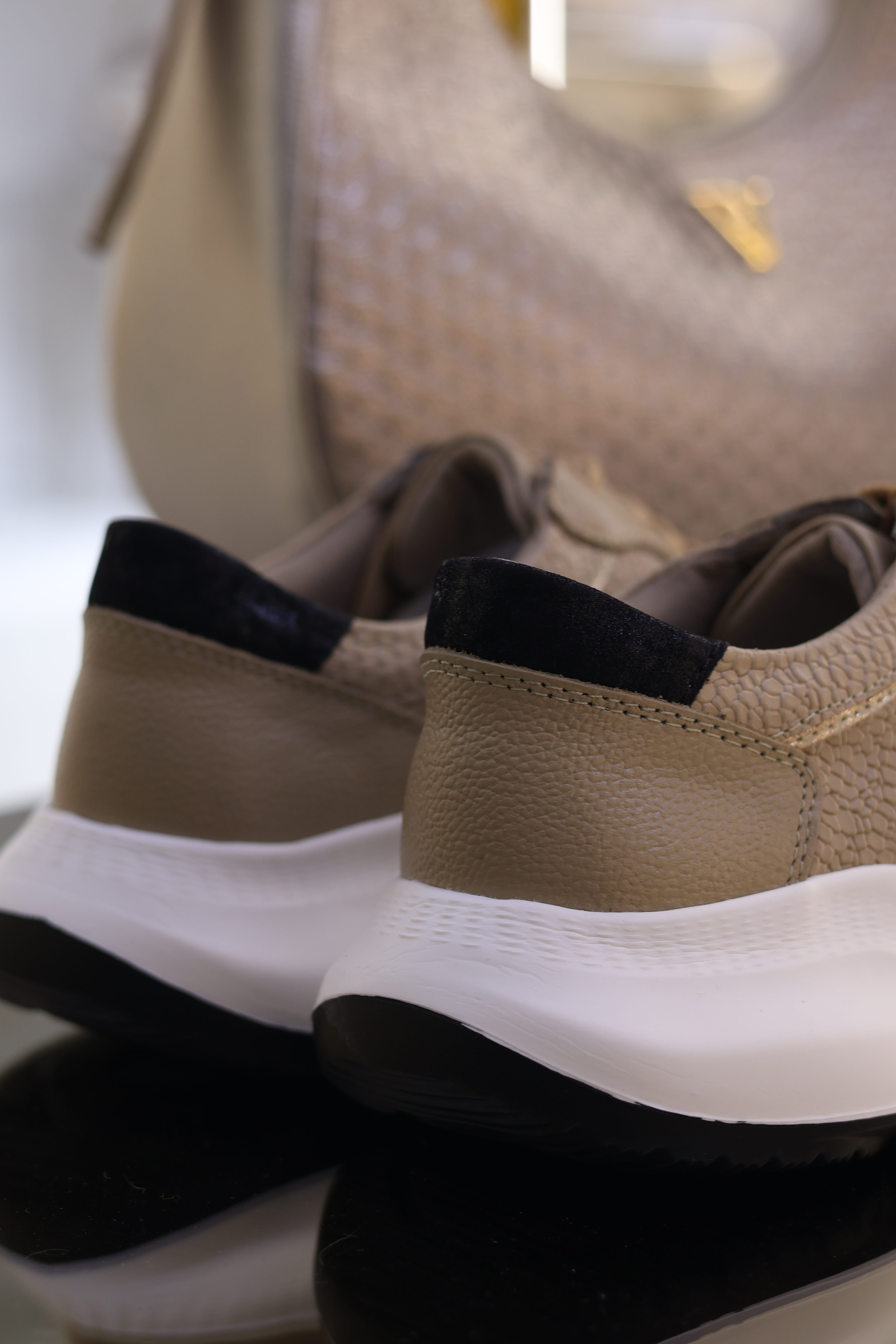Tenis chanel taupe pandora