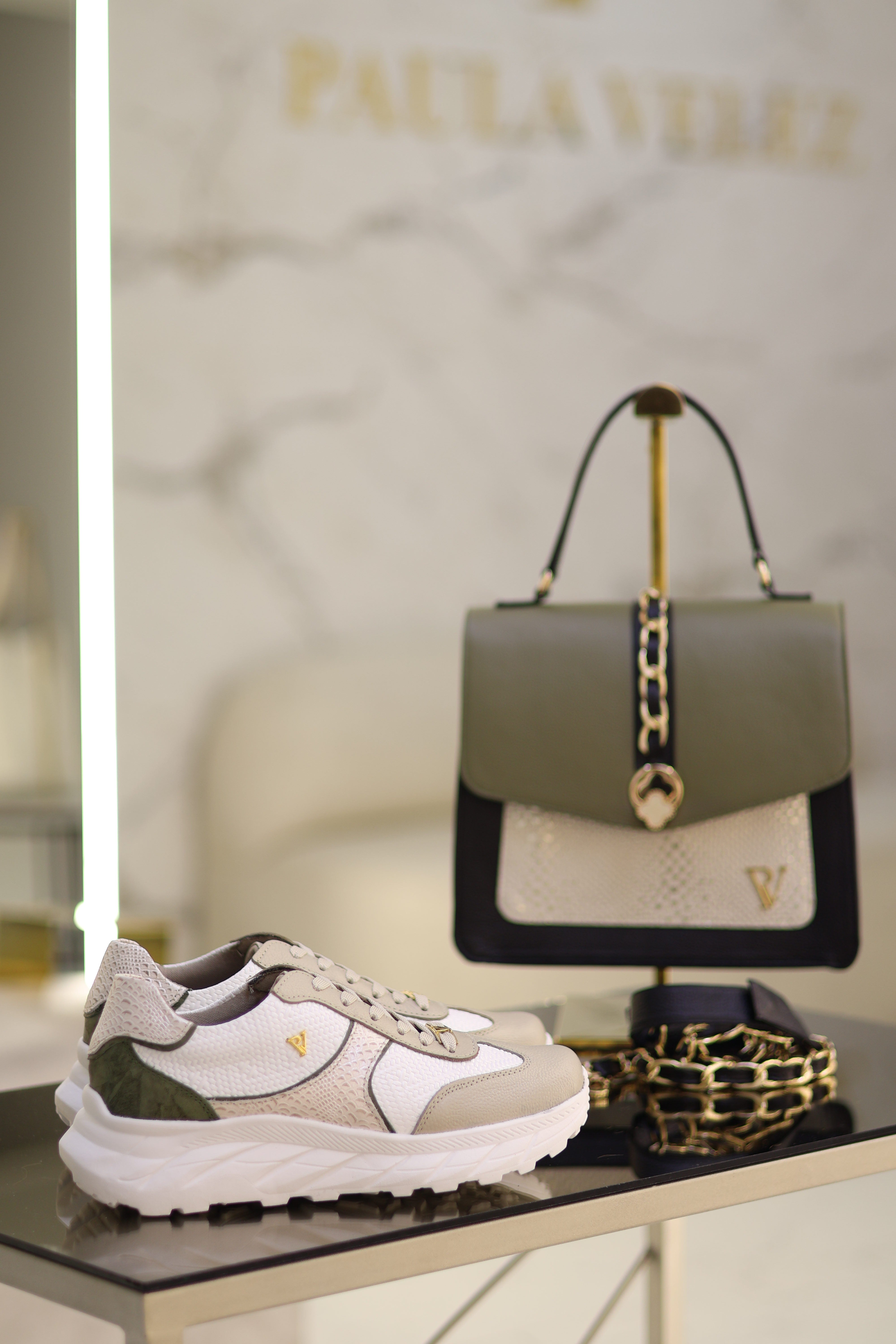 Tenis Milan en cuero Talco con arena y verde