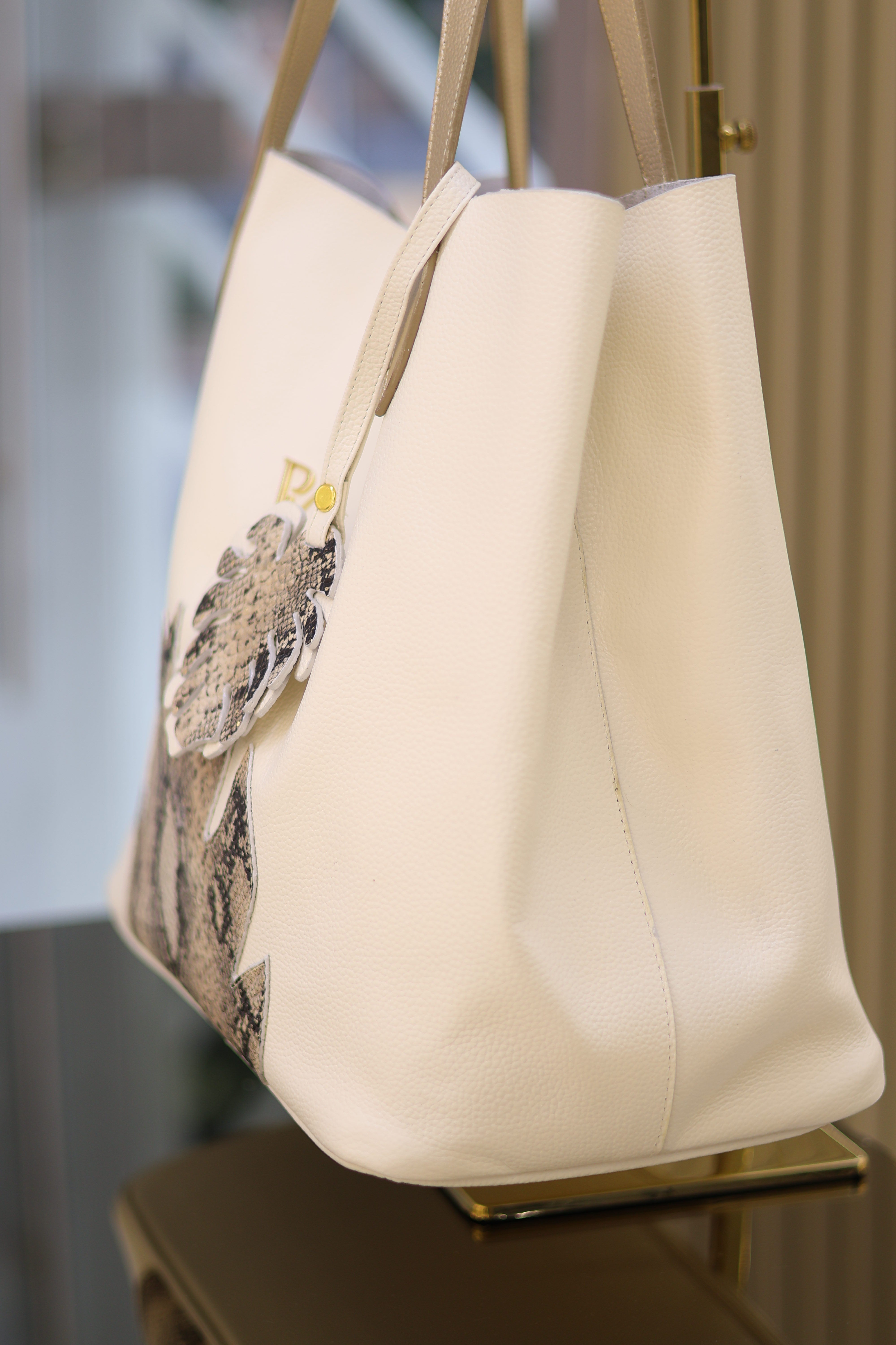 Bolso en cuero Savage Luxe
 talco