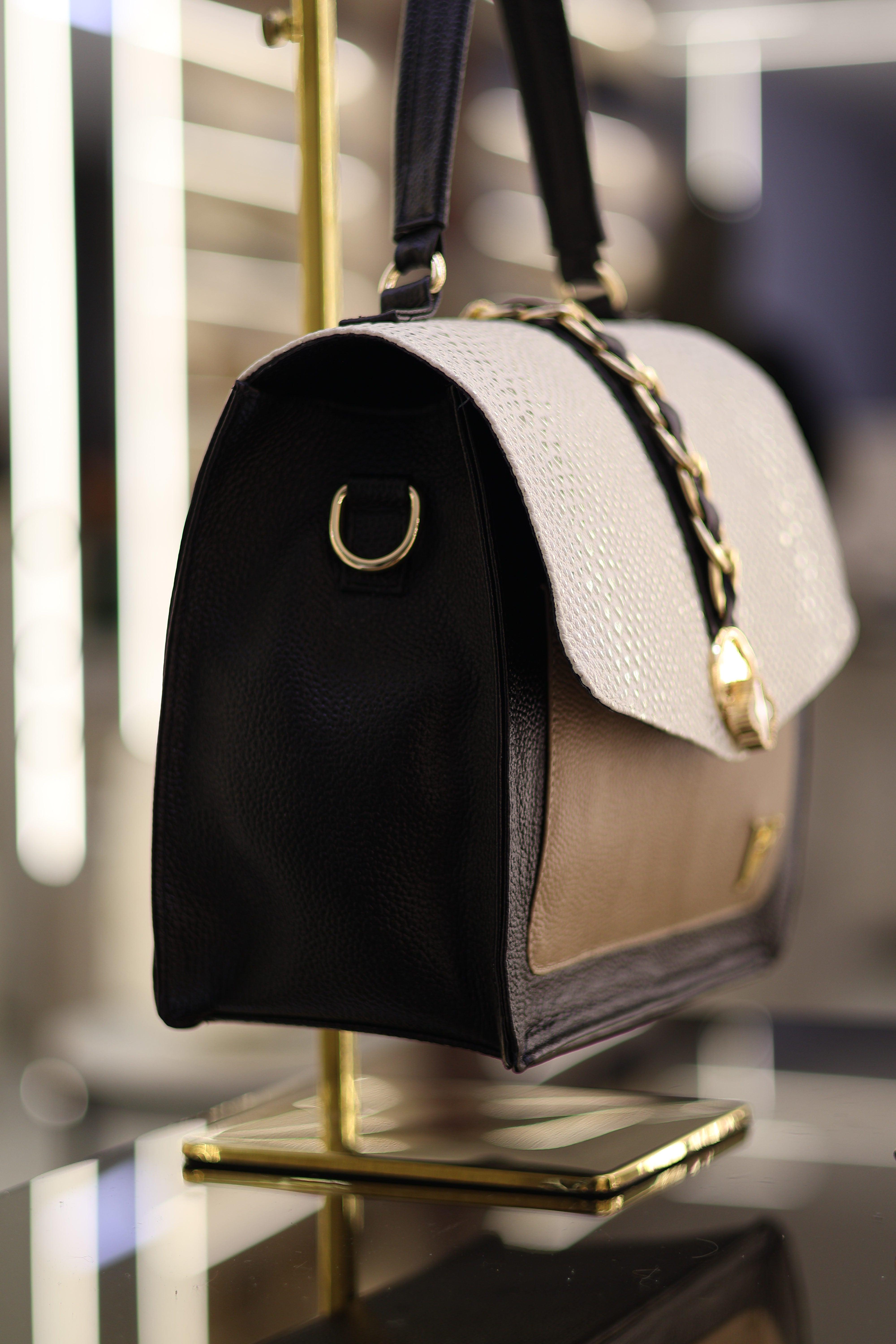 Bolso Sophie Taupe Negro Folia en Cuero